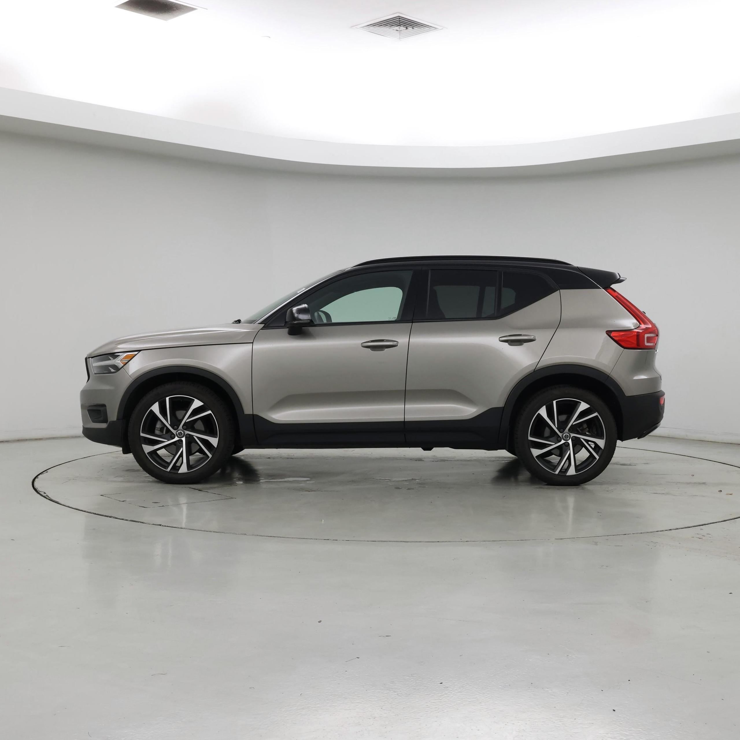 Thumbnail: 2022 Volvo XC40 - 3