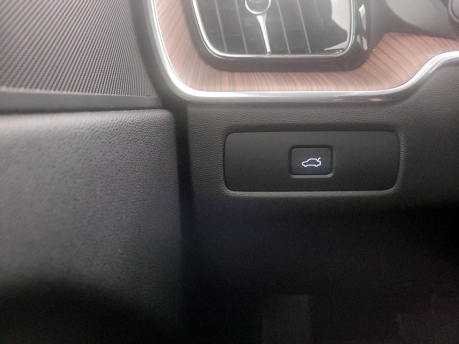 Thumbnail: 2023 Volvo XC60 - 13