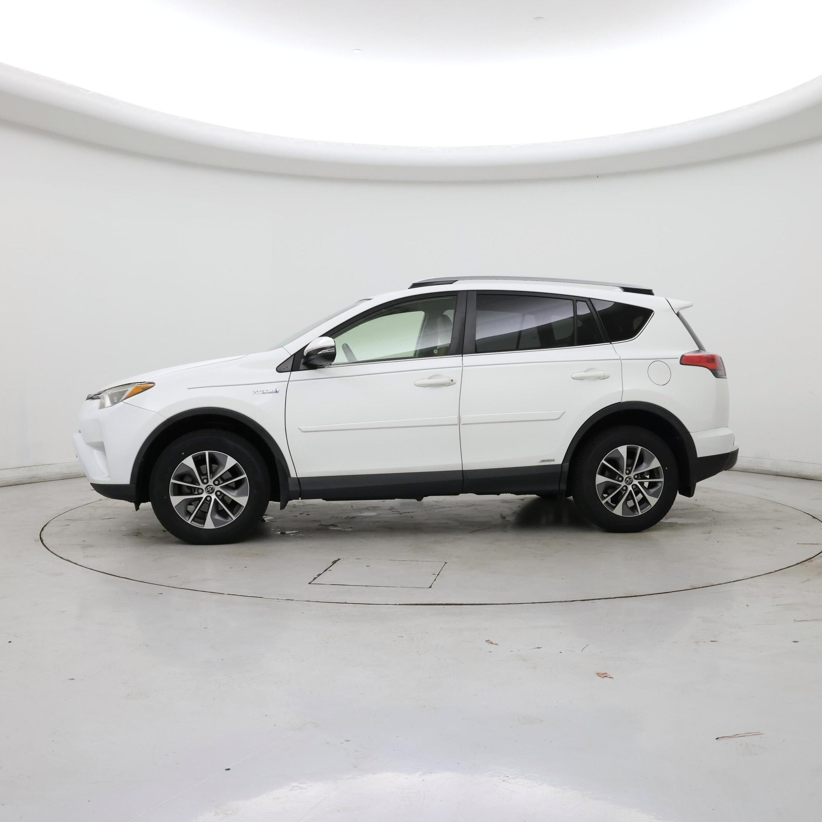 Thumbnail: 2018 Toyota RAV4 - 3