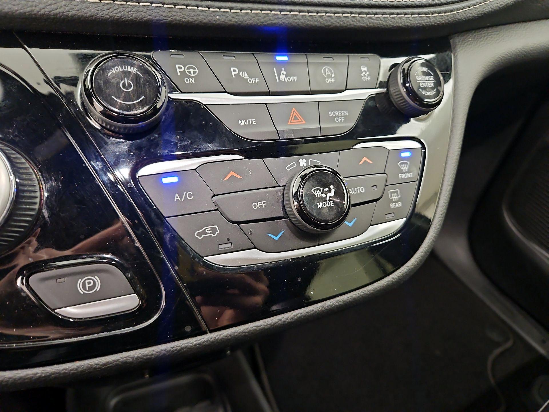 Thumbnail: 2023 Chrysler Pacifica - 16