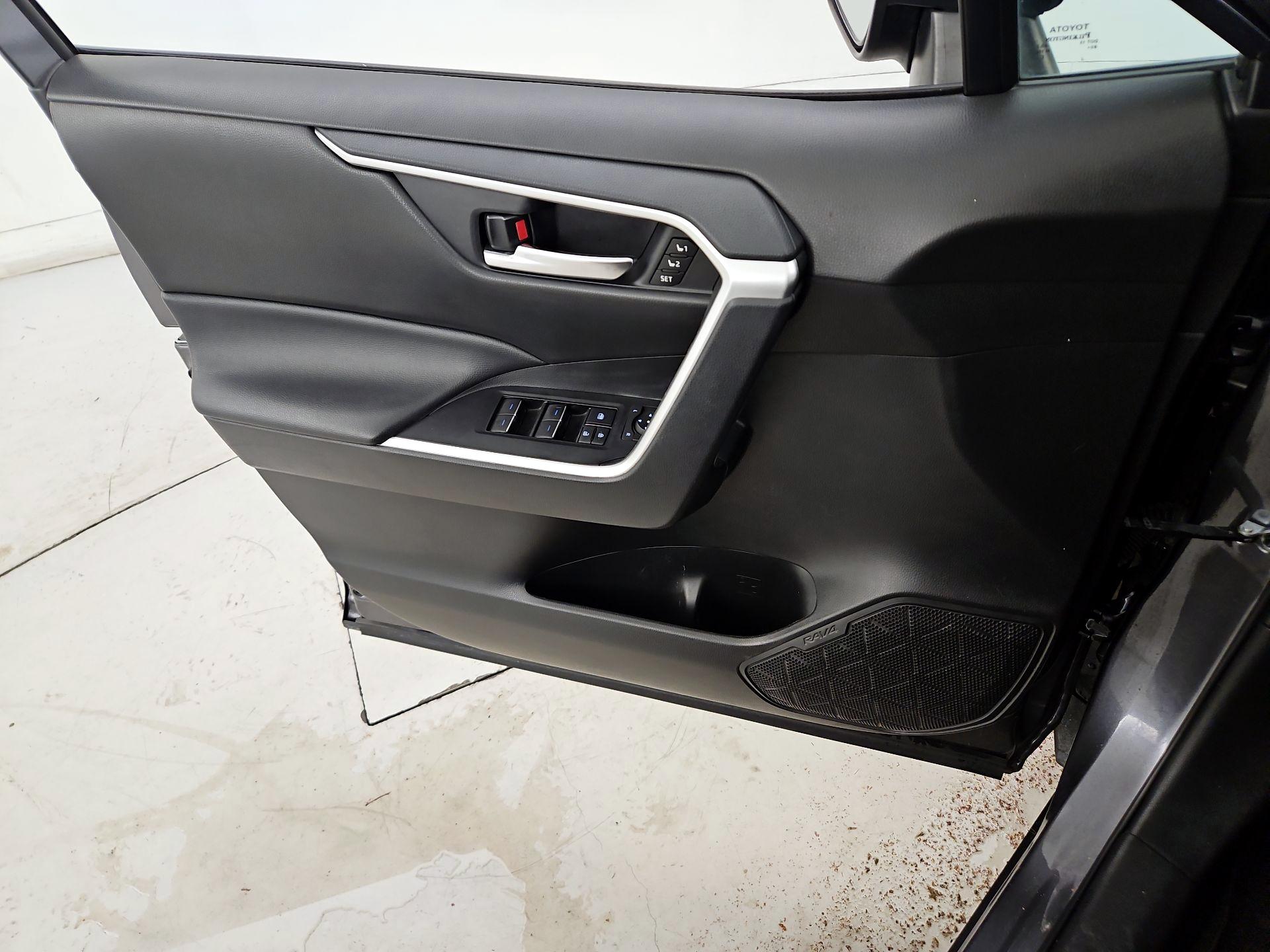 Thumbnail: 2022 Toyota RAV4 - 12