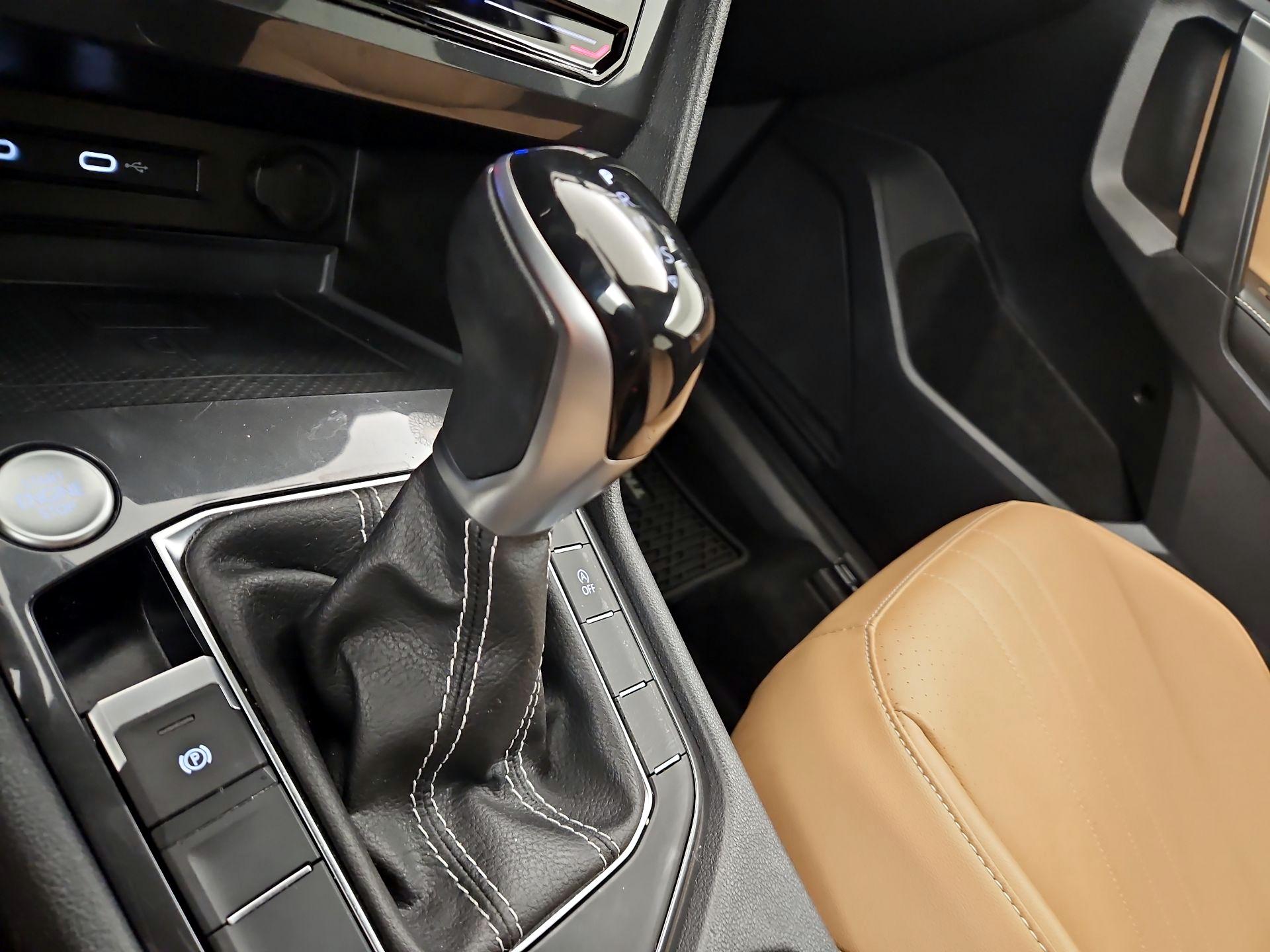 Thumbnail: 2022 Volkswagen Tiguan - 17