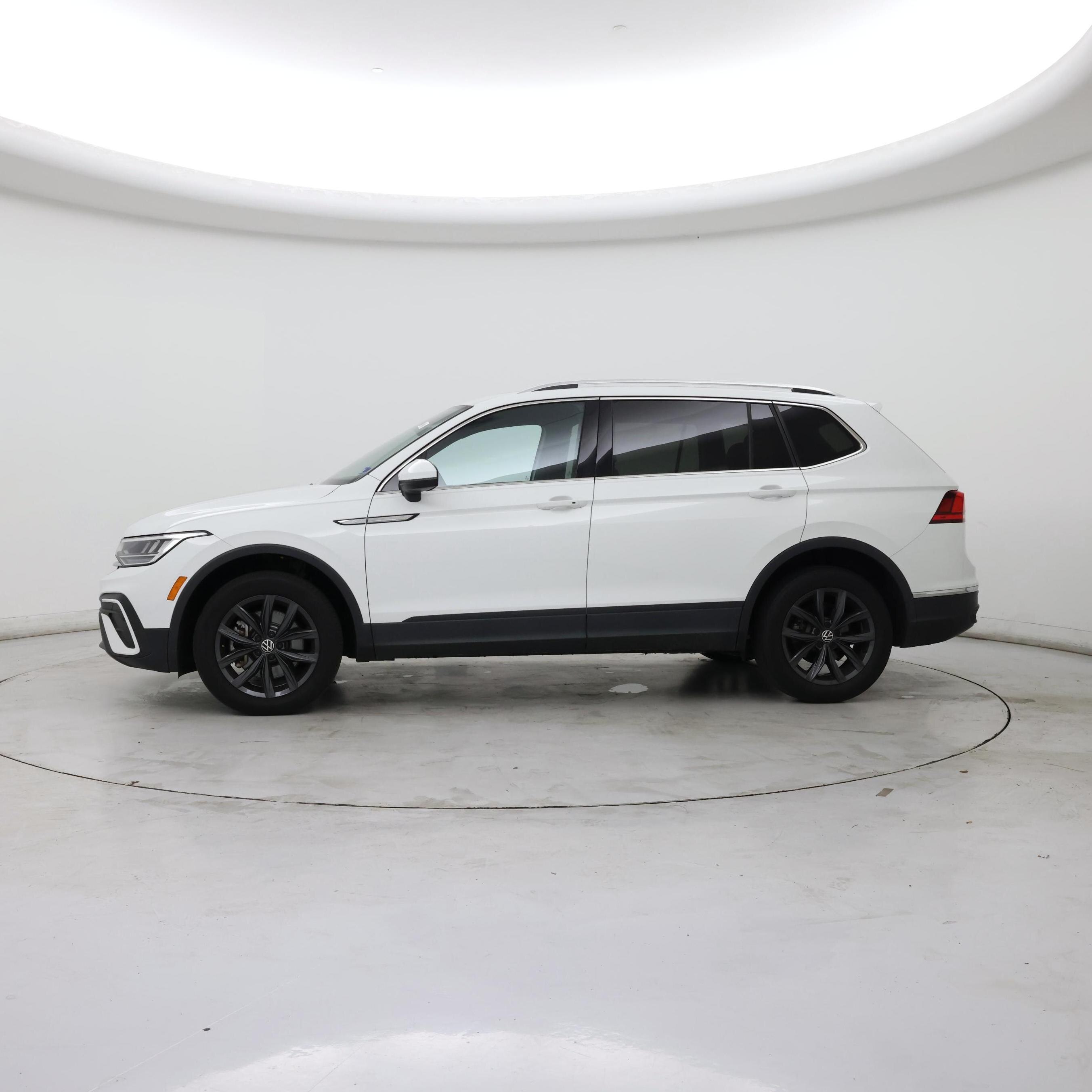 Thumbnail: 2022 Volkswagen Tiguan - 3