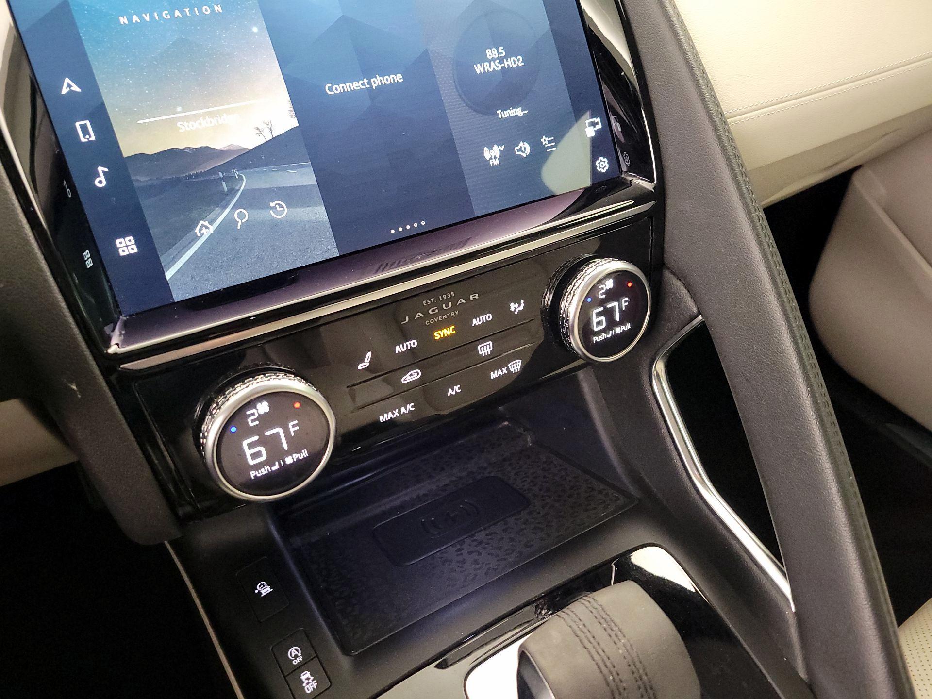 Thumbnail: 2022 Jaguar E-Pace - 17