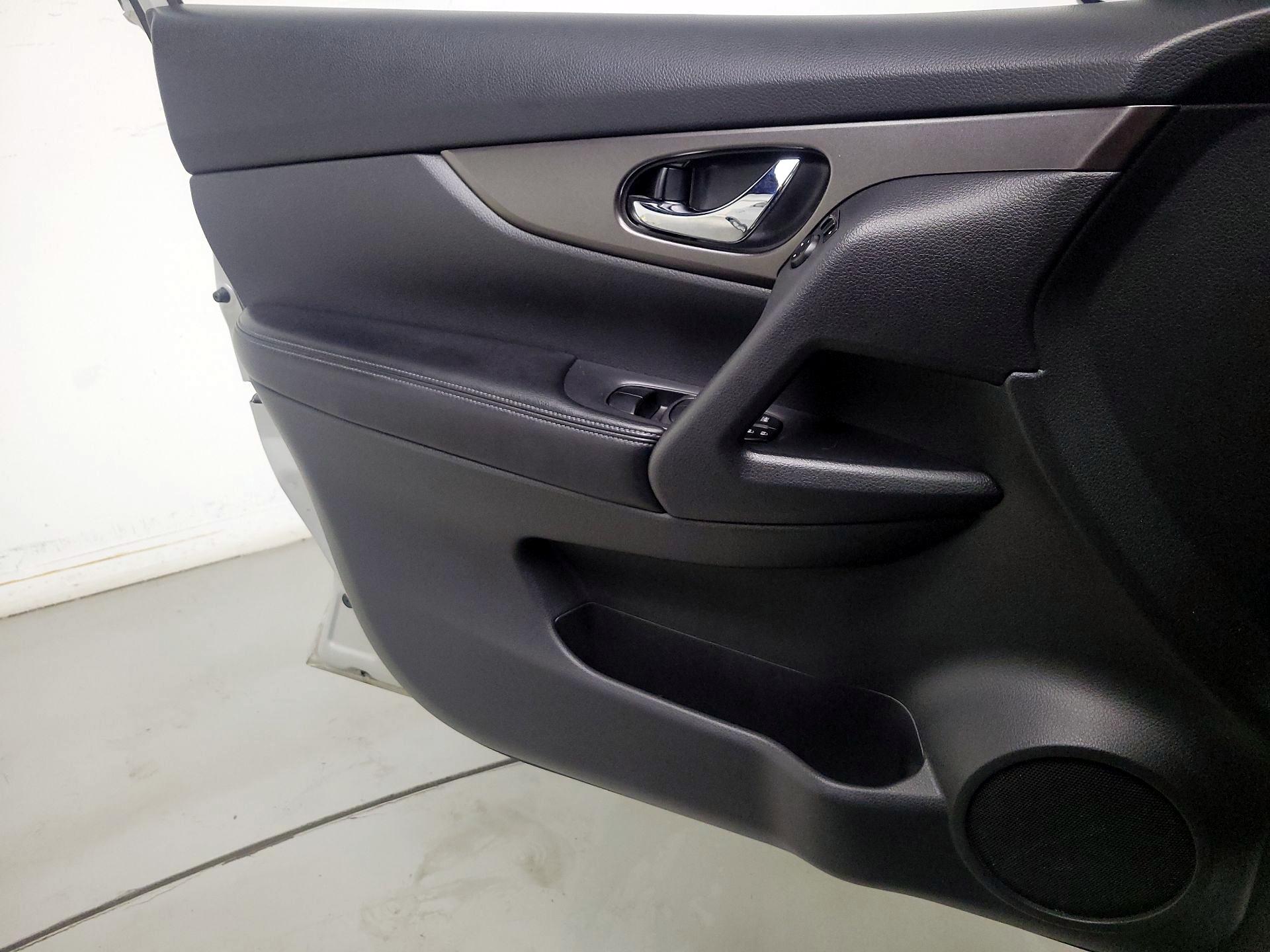 Thumbnail: 2015 Nissan Rogue - 12