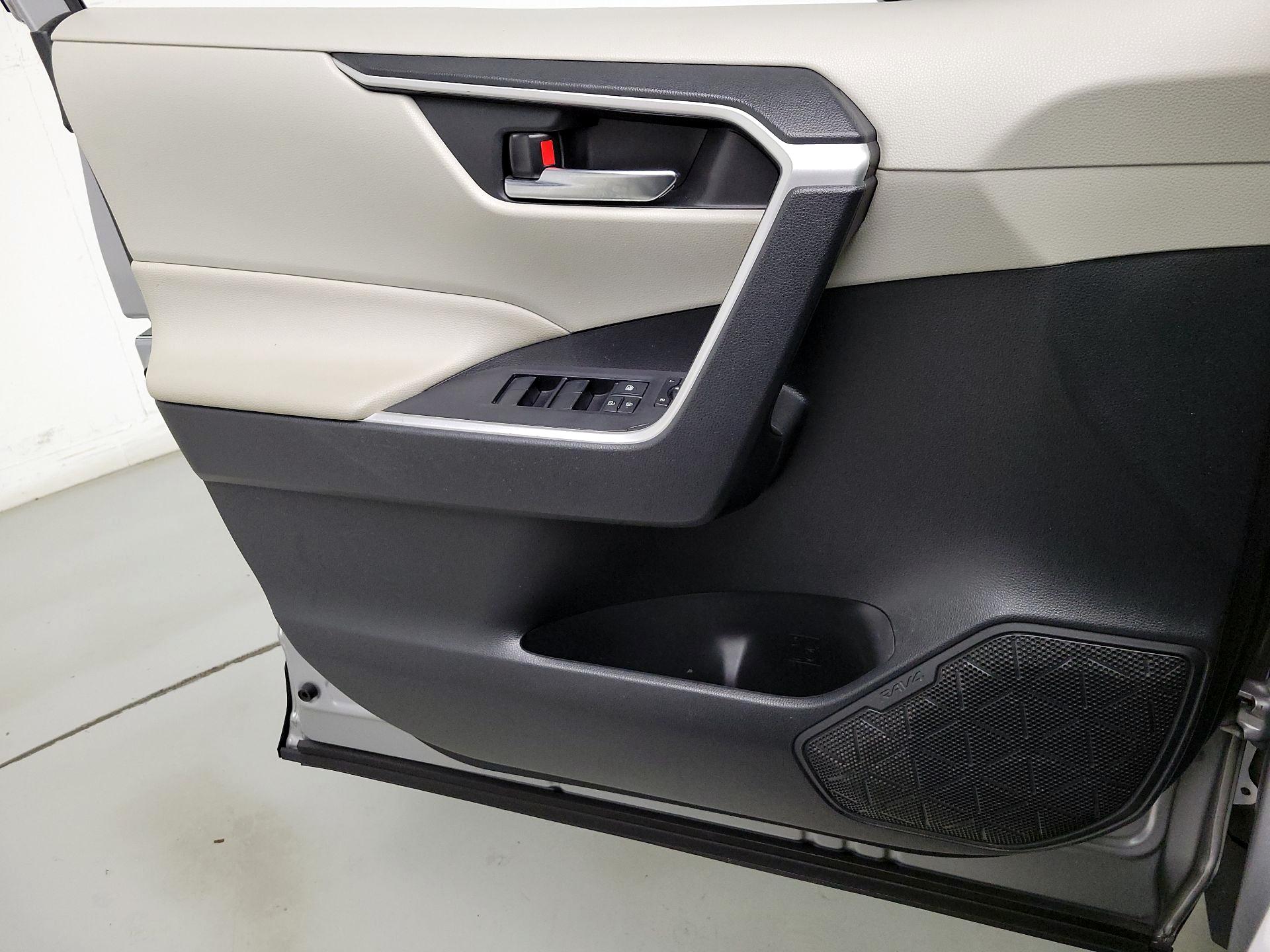 Thumbnail: 2019 Toyota RAV4 - 12