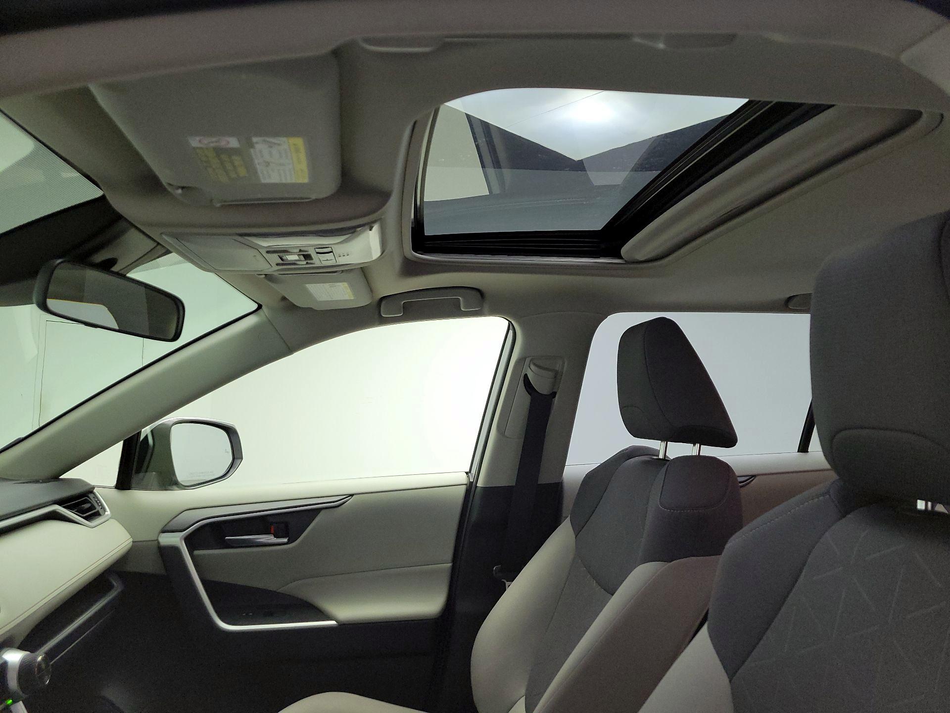 Thumbnail: 2019 Toyota RAV4 - 19