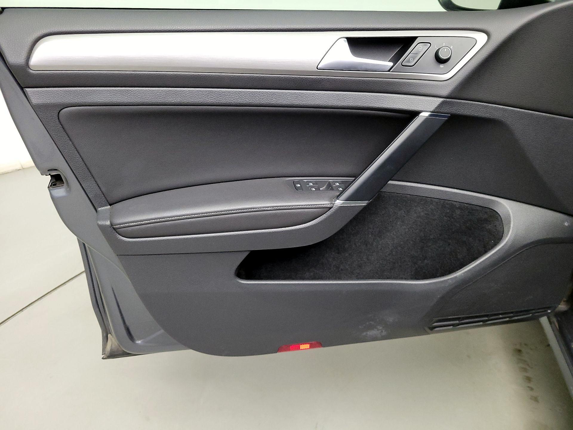 Thumbnail: 2017 Volkswagen Golf - 12