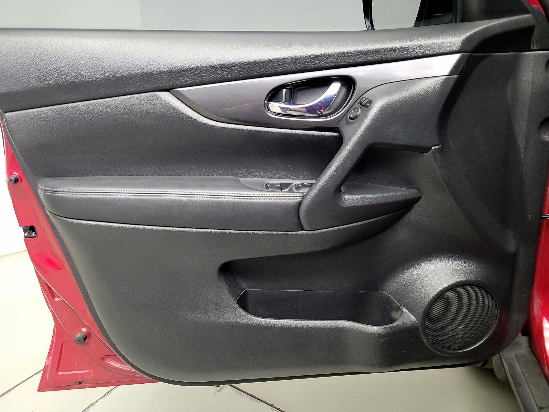 Thumbnail: 2017 Nissan Rogue - 12