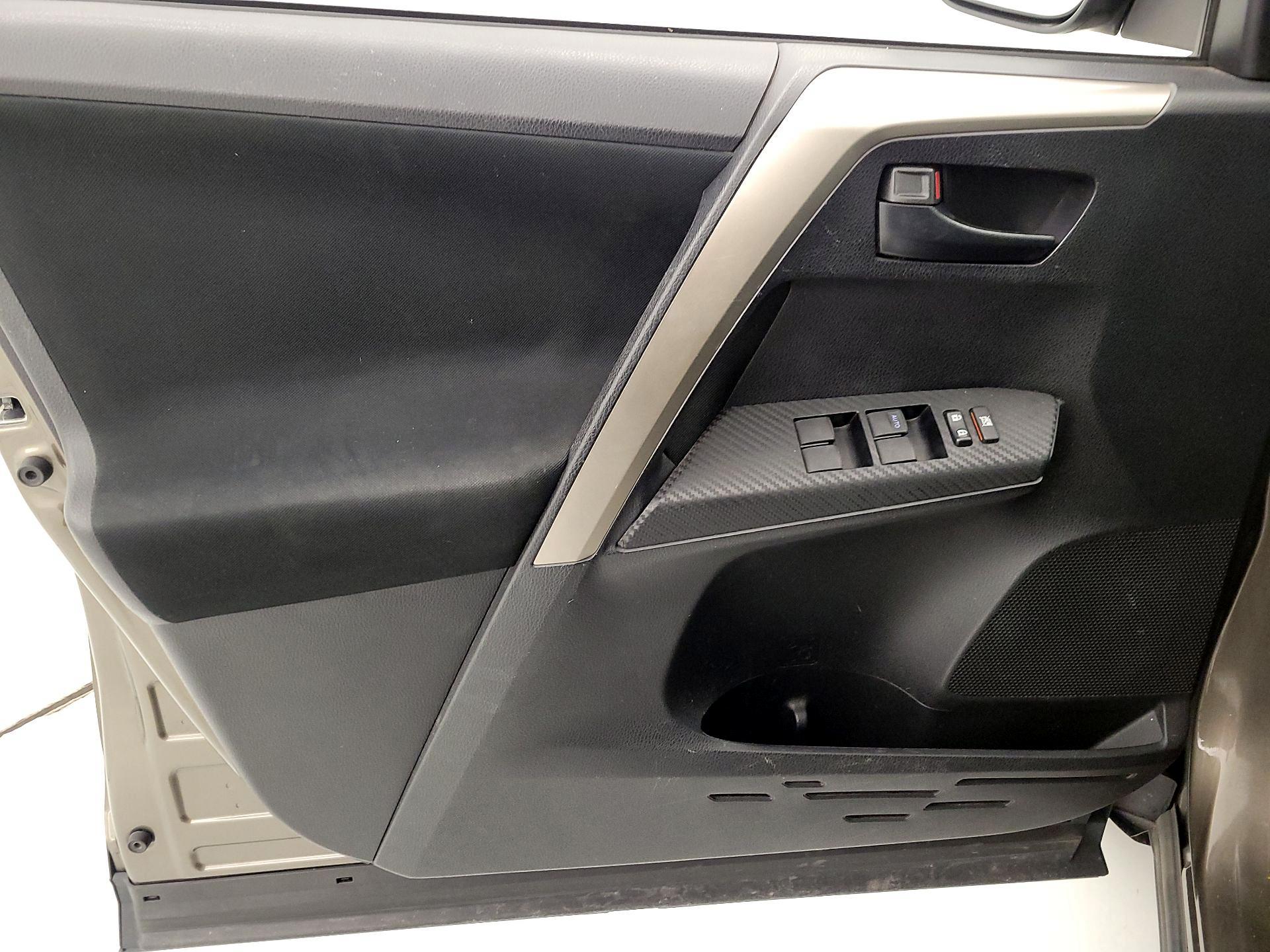 Thumbnail: 2015 Toyota RAV4 - 12