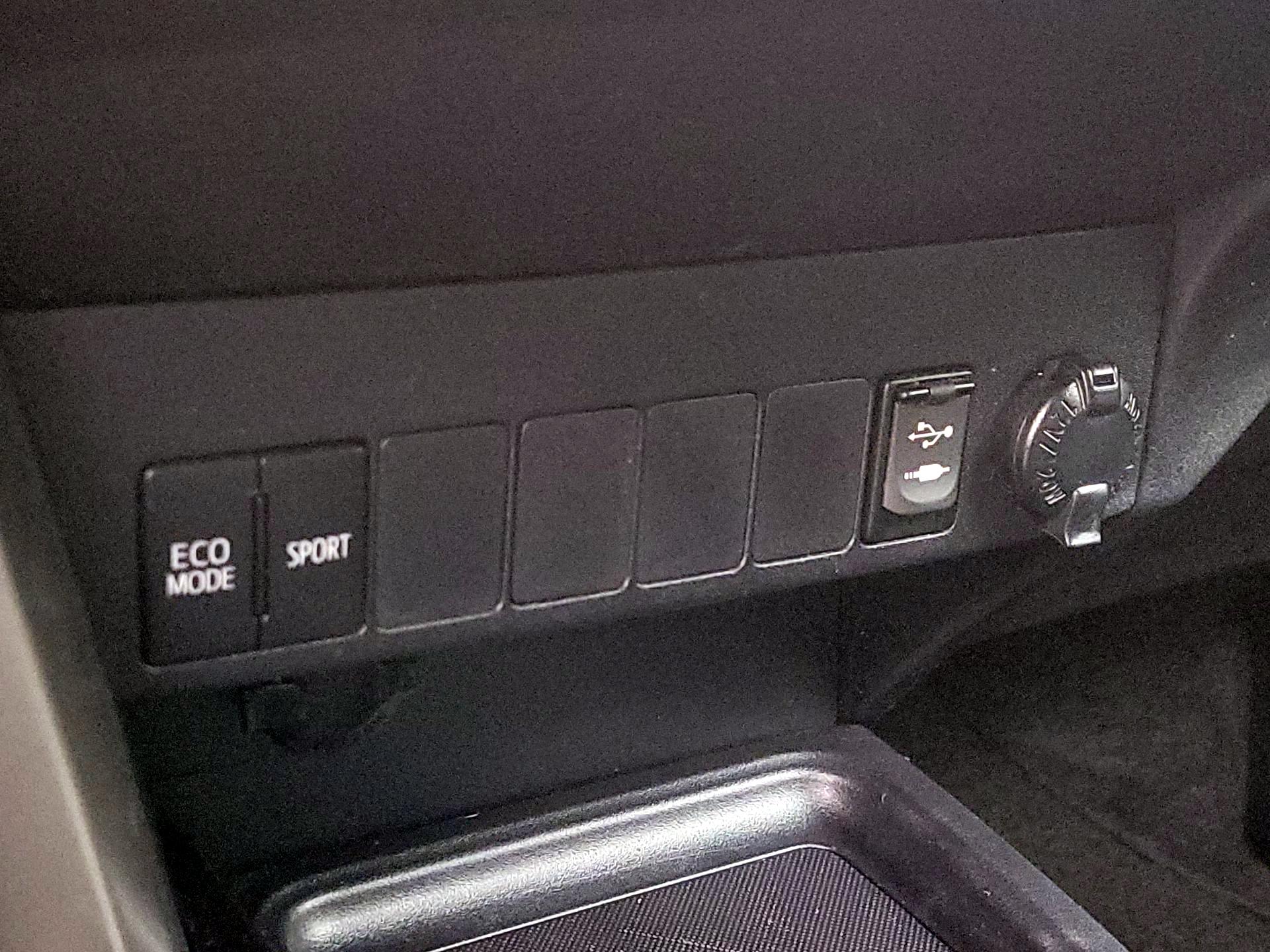 Thumbnail: 2015 Toyota RAV4 - 18