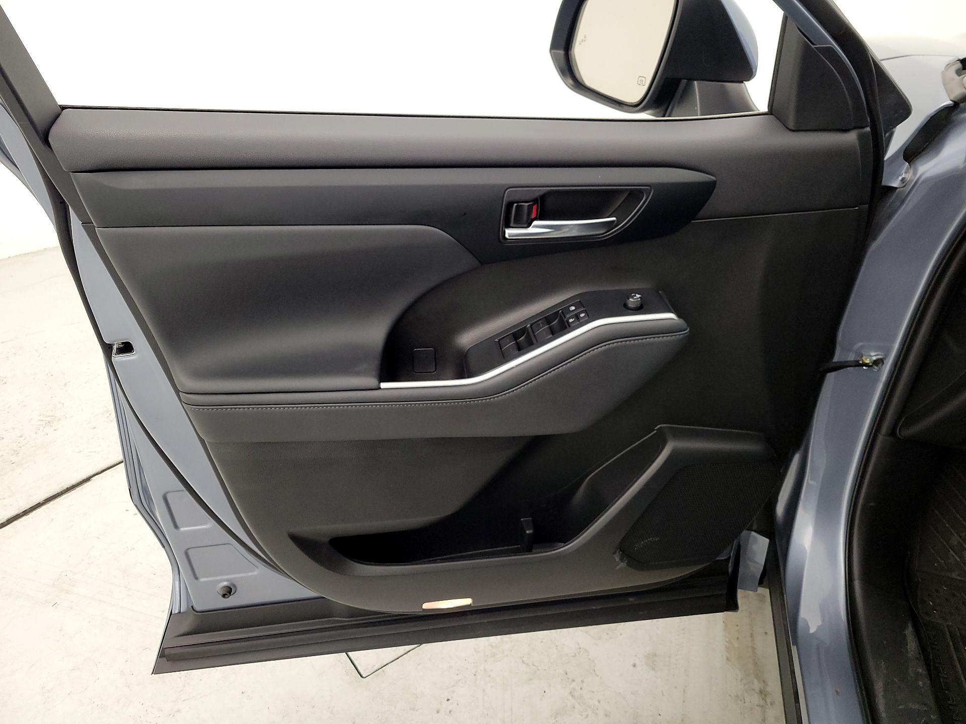 Thumbnail: 2022 Toyota Highlander - 12