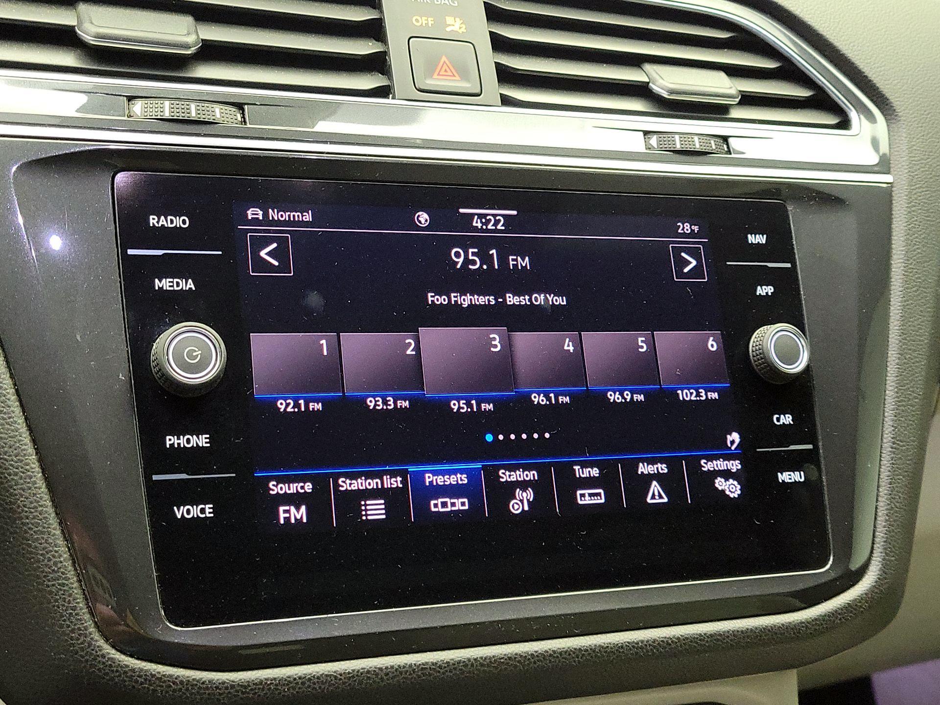 Thumbnail: 2022 Volkswagen Tiguan - 16