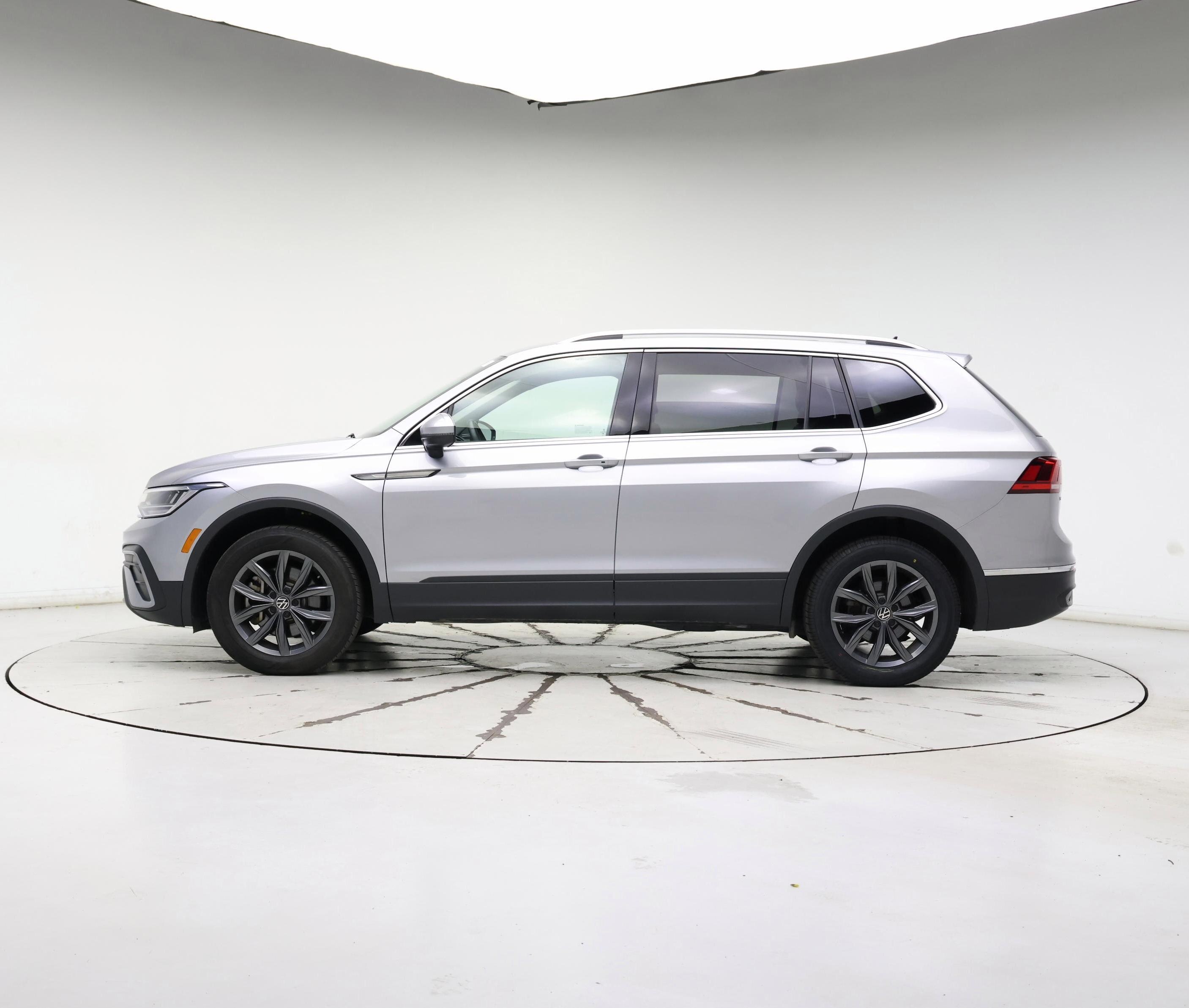 Thumbnail: 2022 Volkswagen Tiguan - 3