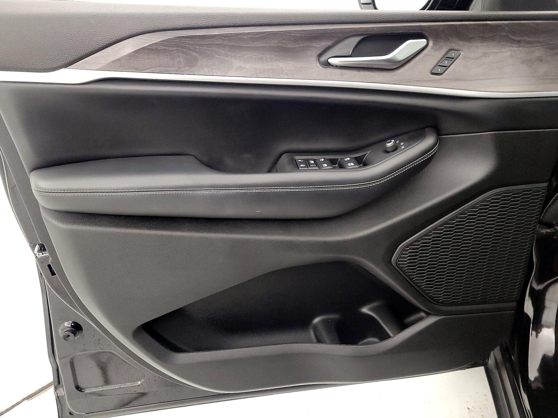 Thumbnail: 2023 Jeep Grand Cherokee - 12