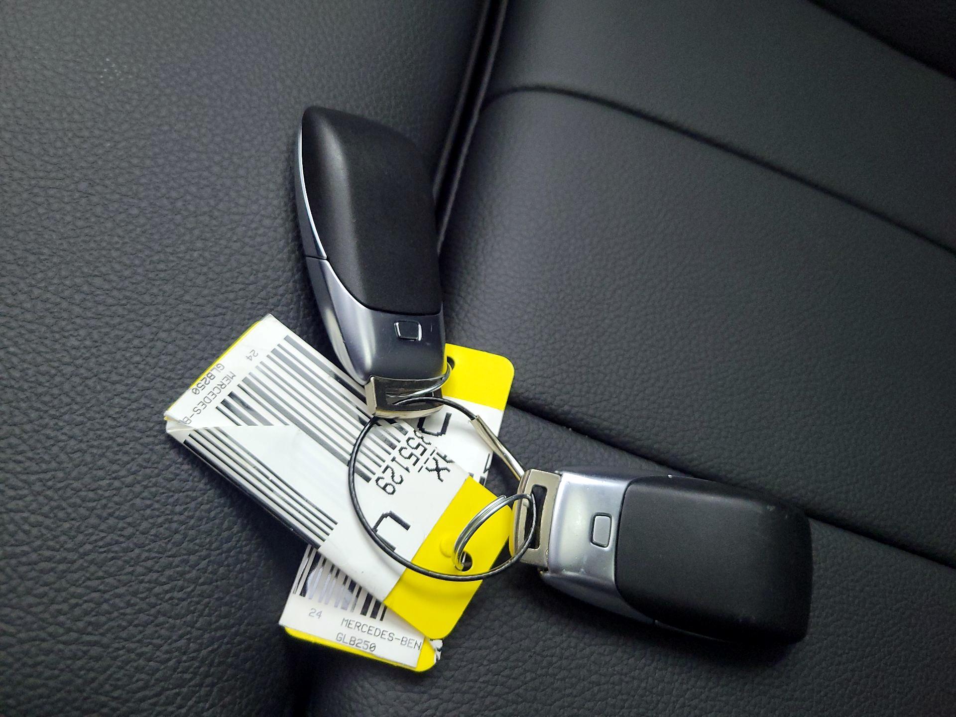 Thumbnail: 2024 Mercedes-Benz GLB - 18