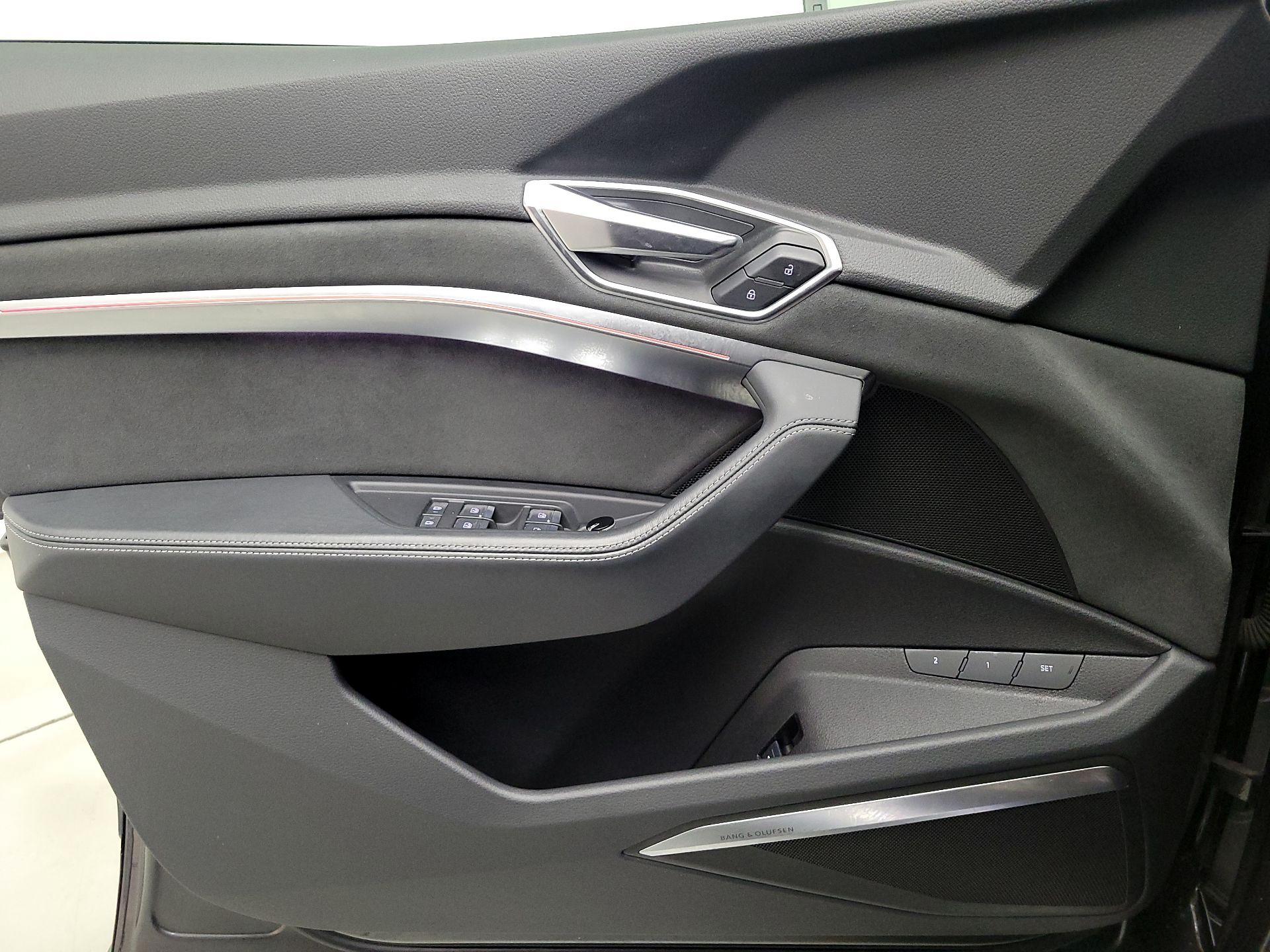 Thumbnail: 2022 Audi e-tron S - 12