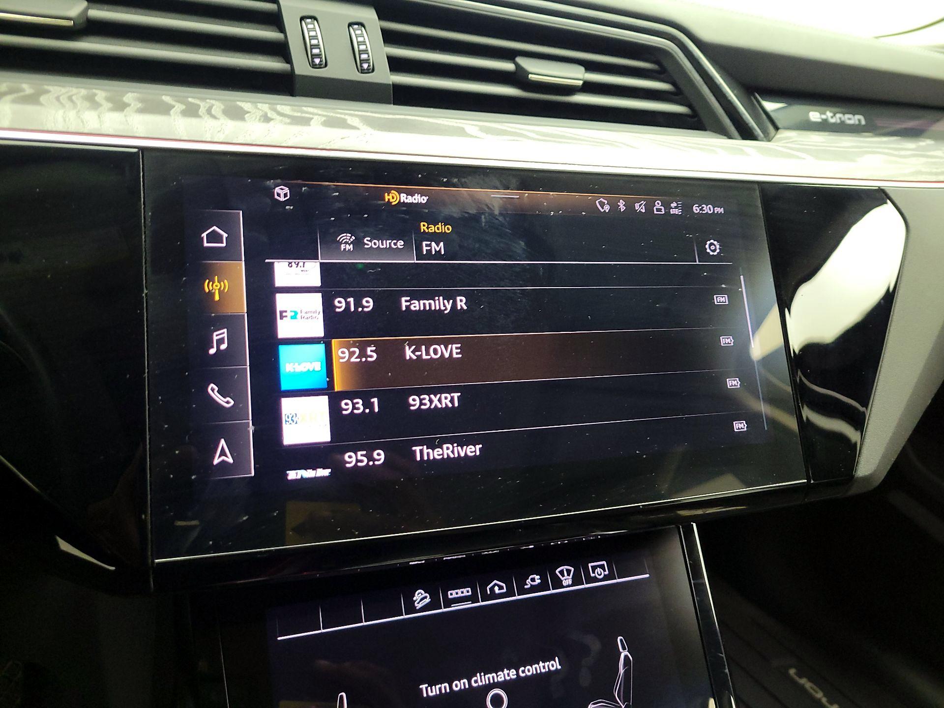 Thumbnail: 2022 Audi e-tron S - 14