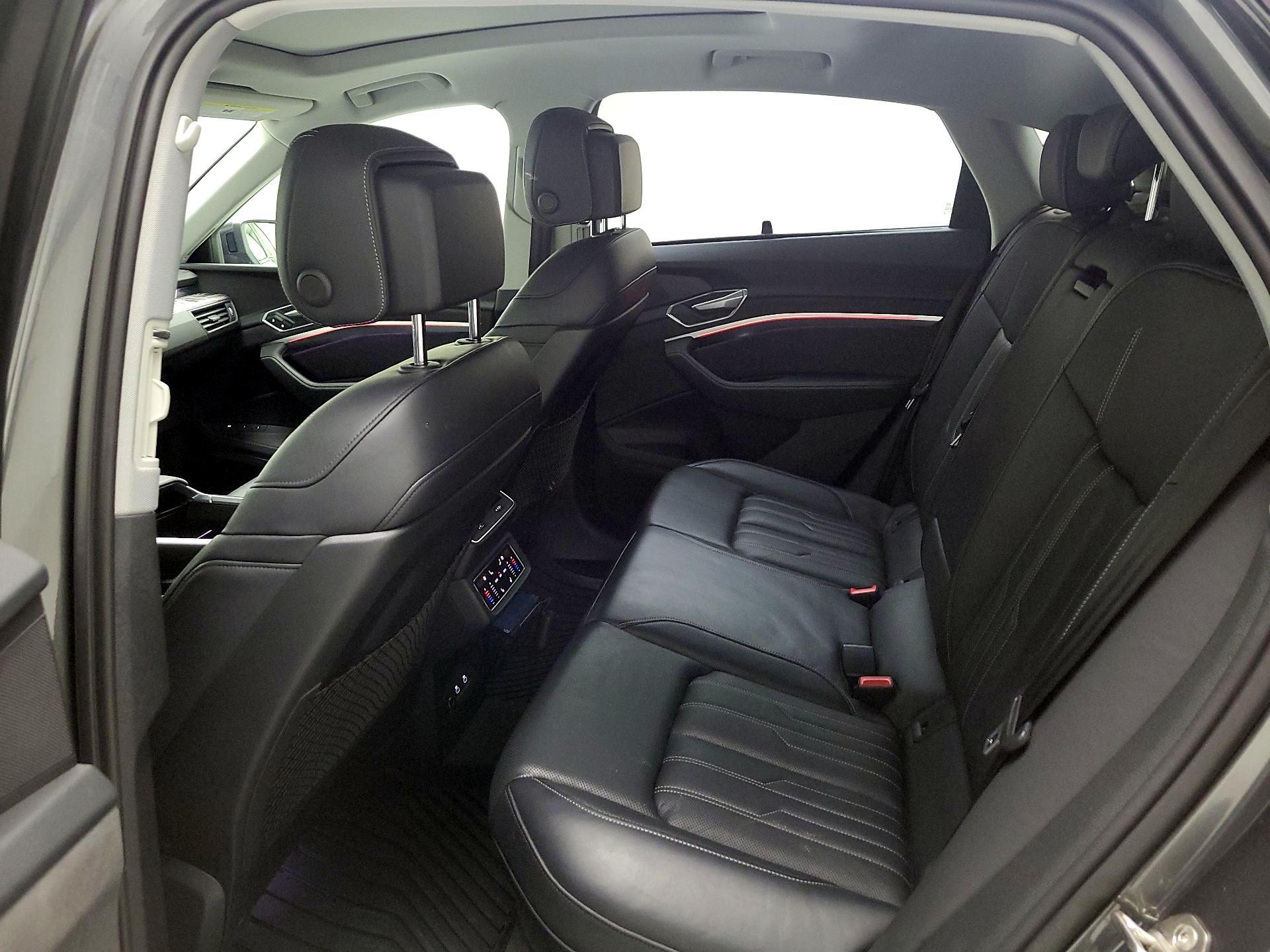 Thumbnail: 2022 Audi e-tron S - 17