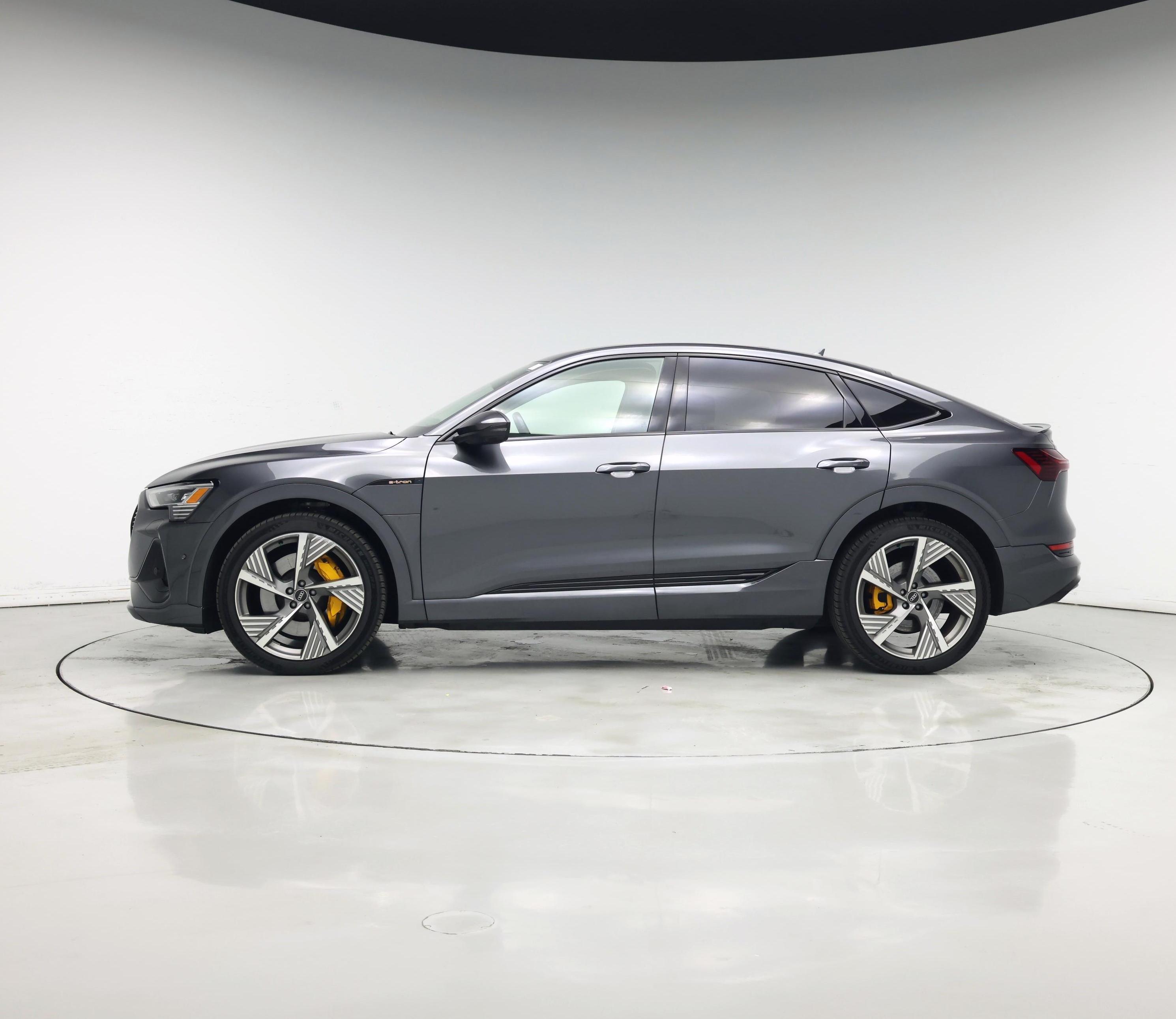 Thumbnail: 2022 Audi e-tron S - 3