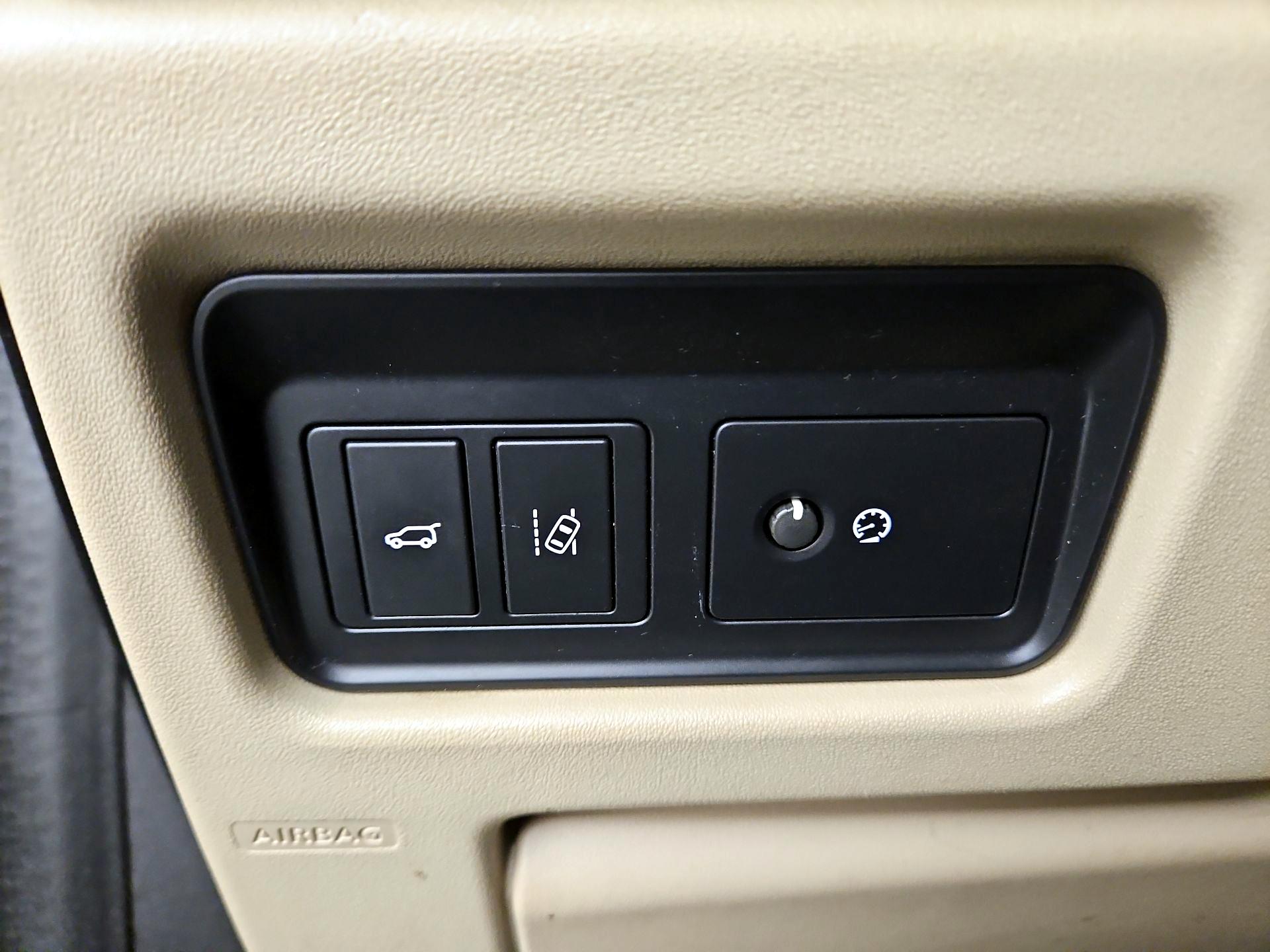 Thumbnail: 2019 Land Rover Discovery Sport - 13