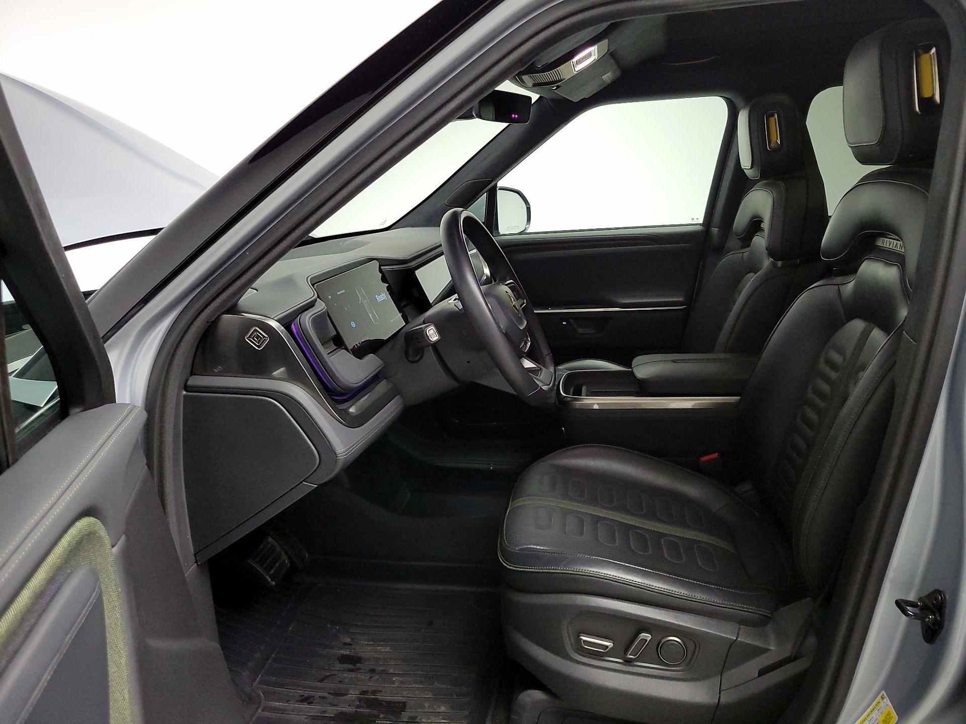 Thumbnail: 2025 Rivian R1S - 11