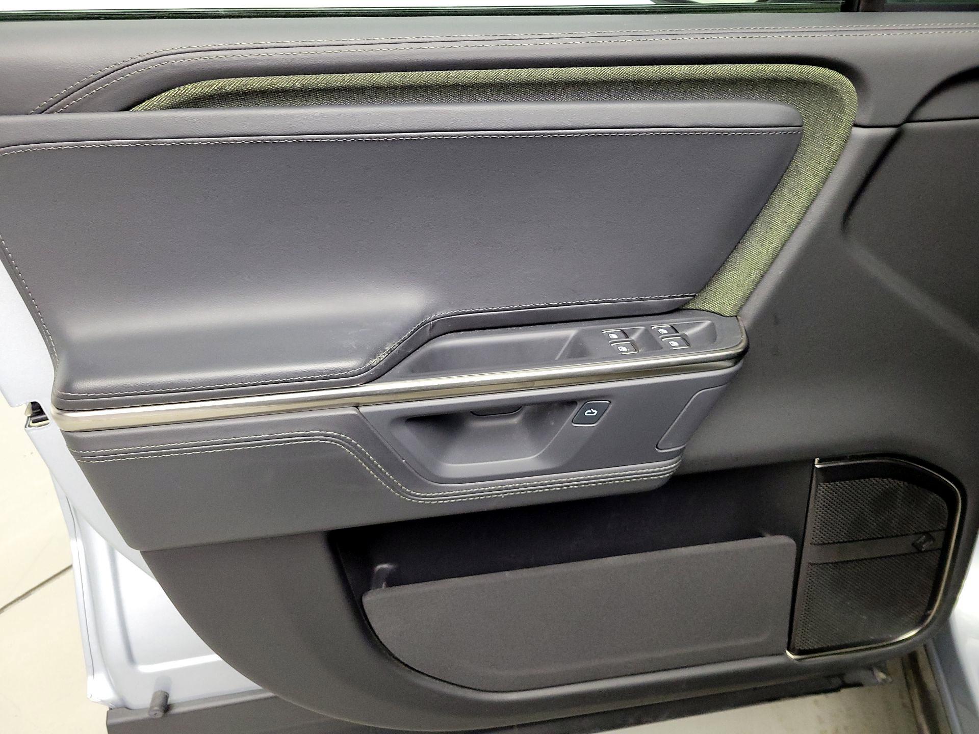 Thumbnail: 2025 Rivian R1S - 12