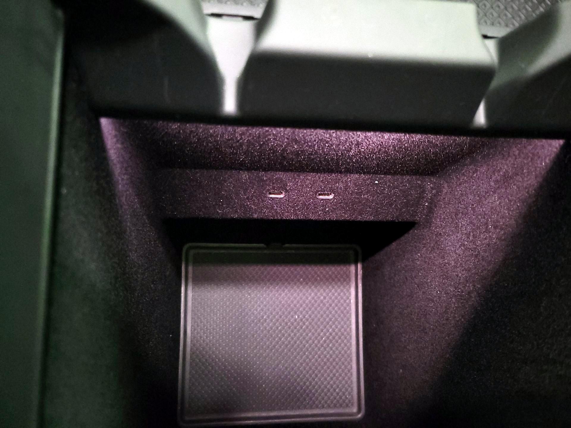 Thumbnail: 2025 Rivian R1S - 18