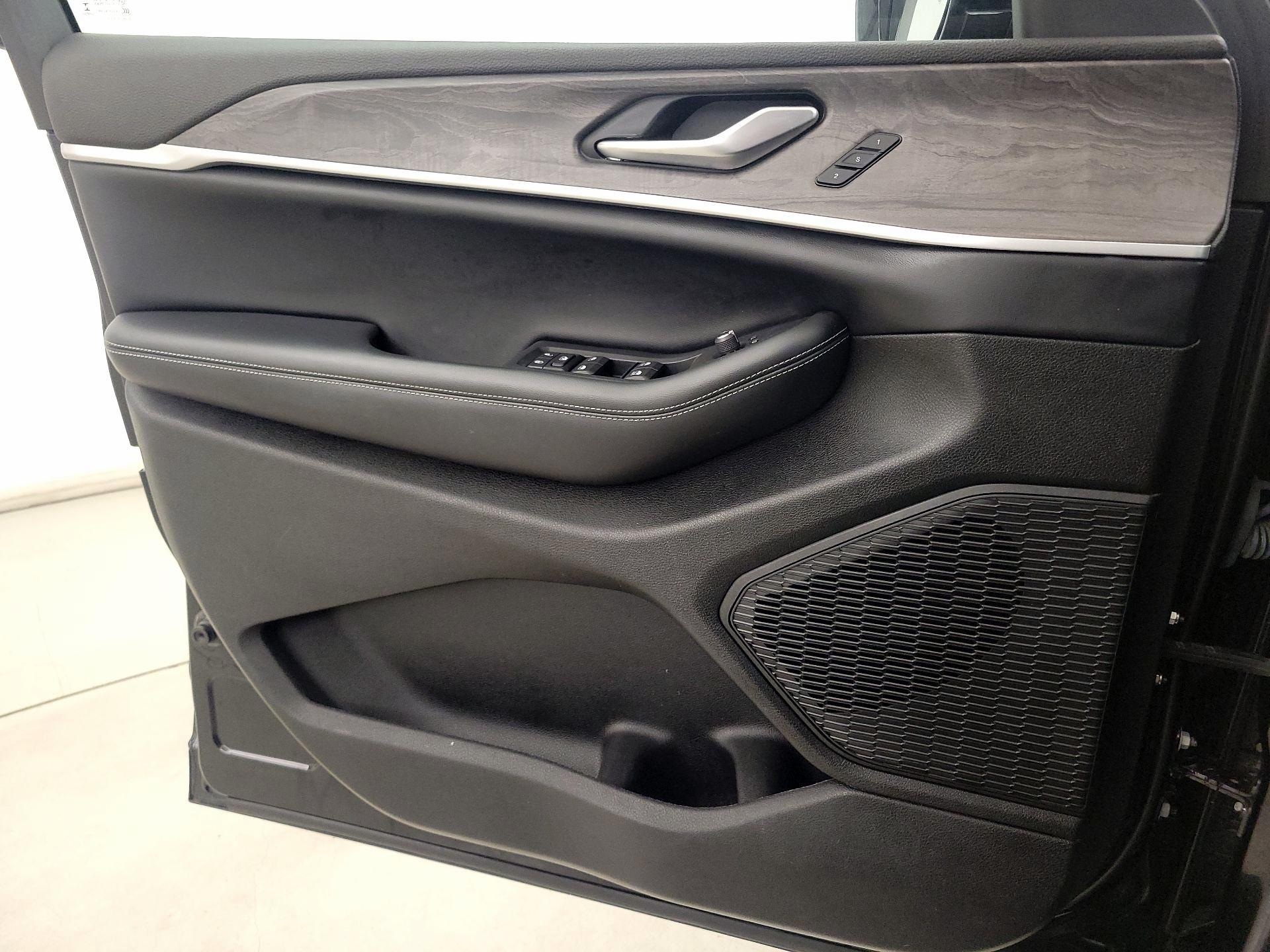 Thumbnail: 2023 Jeep Grand Cherokee L - 12