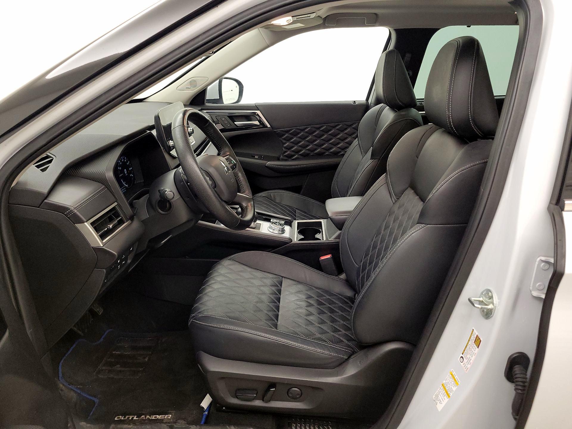 Thumbnail: 2023 Mitsubishi Outlander - 11