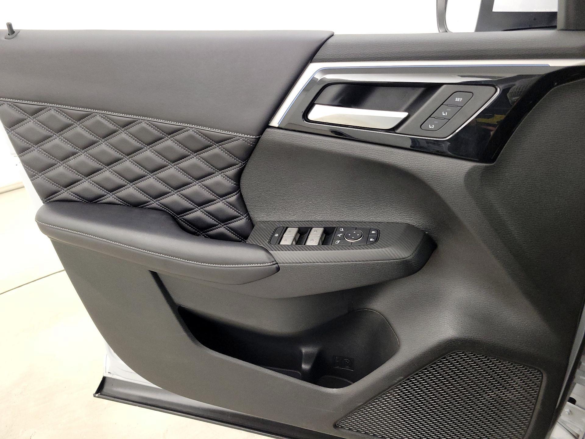 Thumbnail: 2023 Mitsubishi Outlander - 12