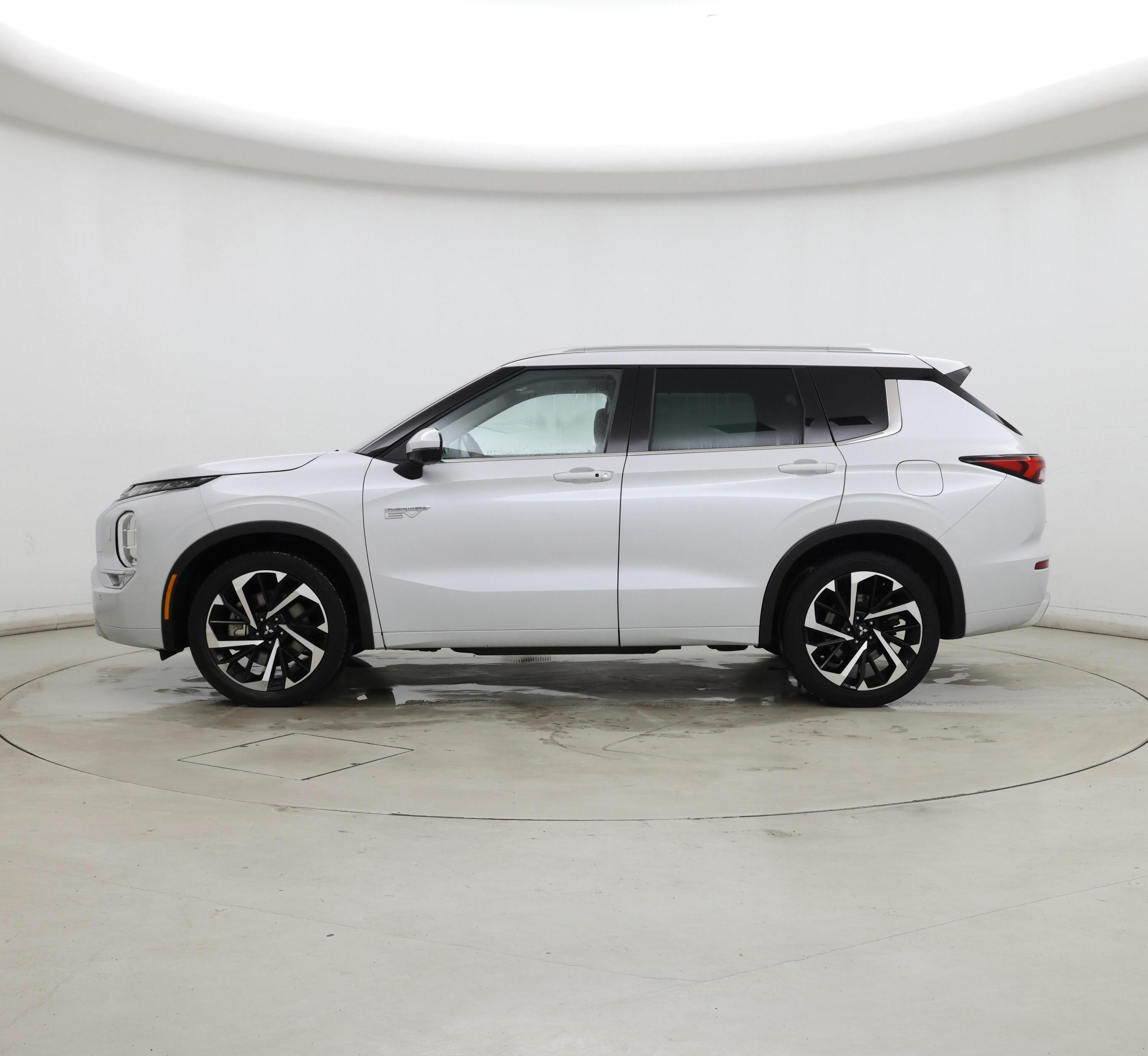 Thumbnail: 2023 Mitsubishi Outlander - 3