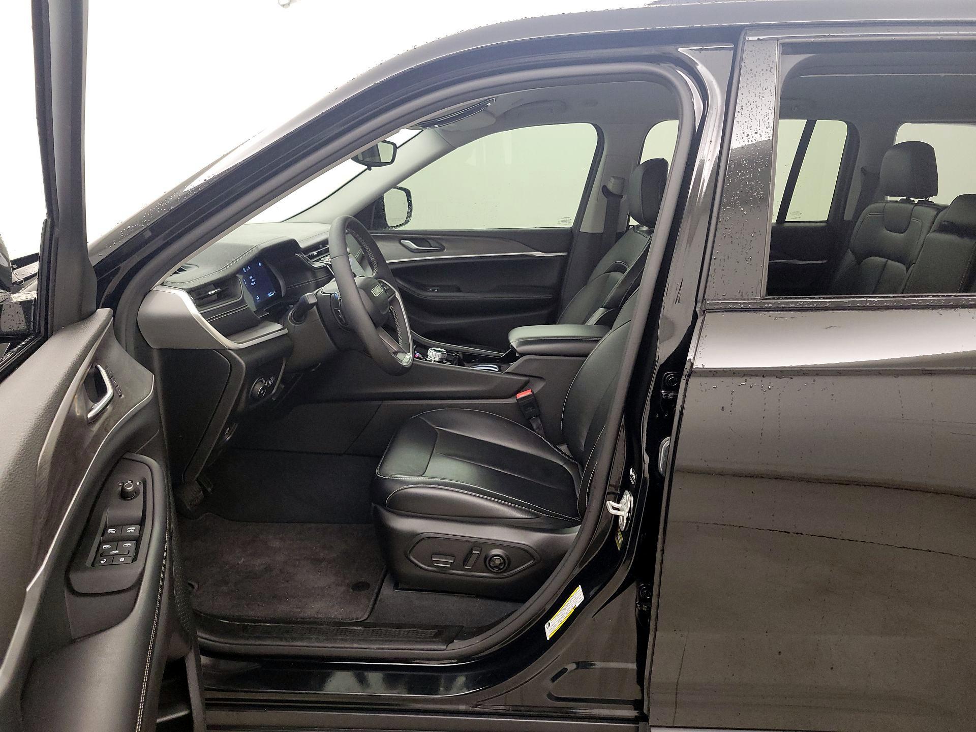 Thumbnail: 2023 Jeep Grand Cherokee - 11