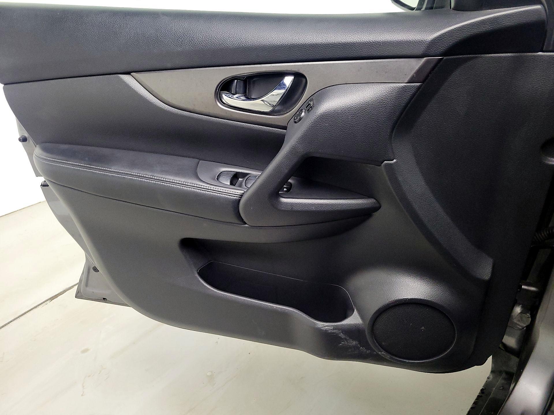 Thumbnail: 2016 Nissan Rogue - 12