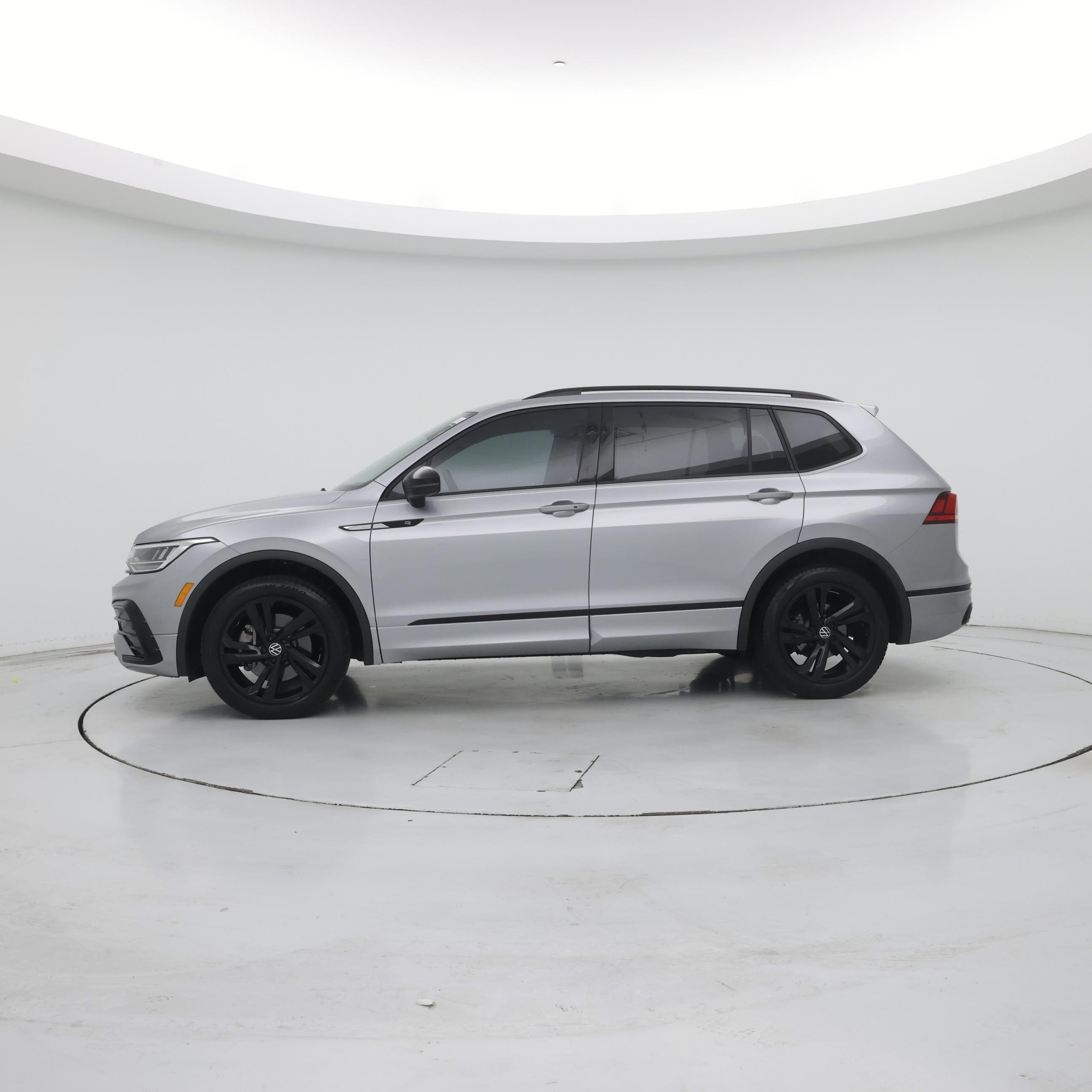 Thumbnail: 2023 Volkswagen Tiguan - 3