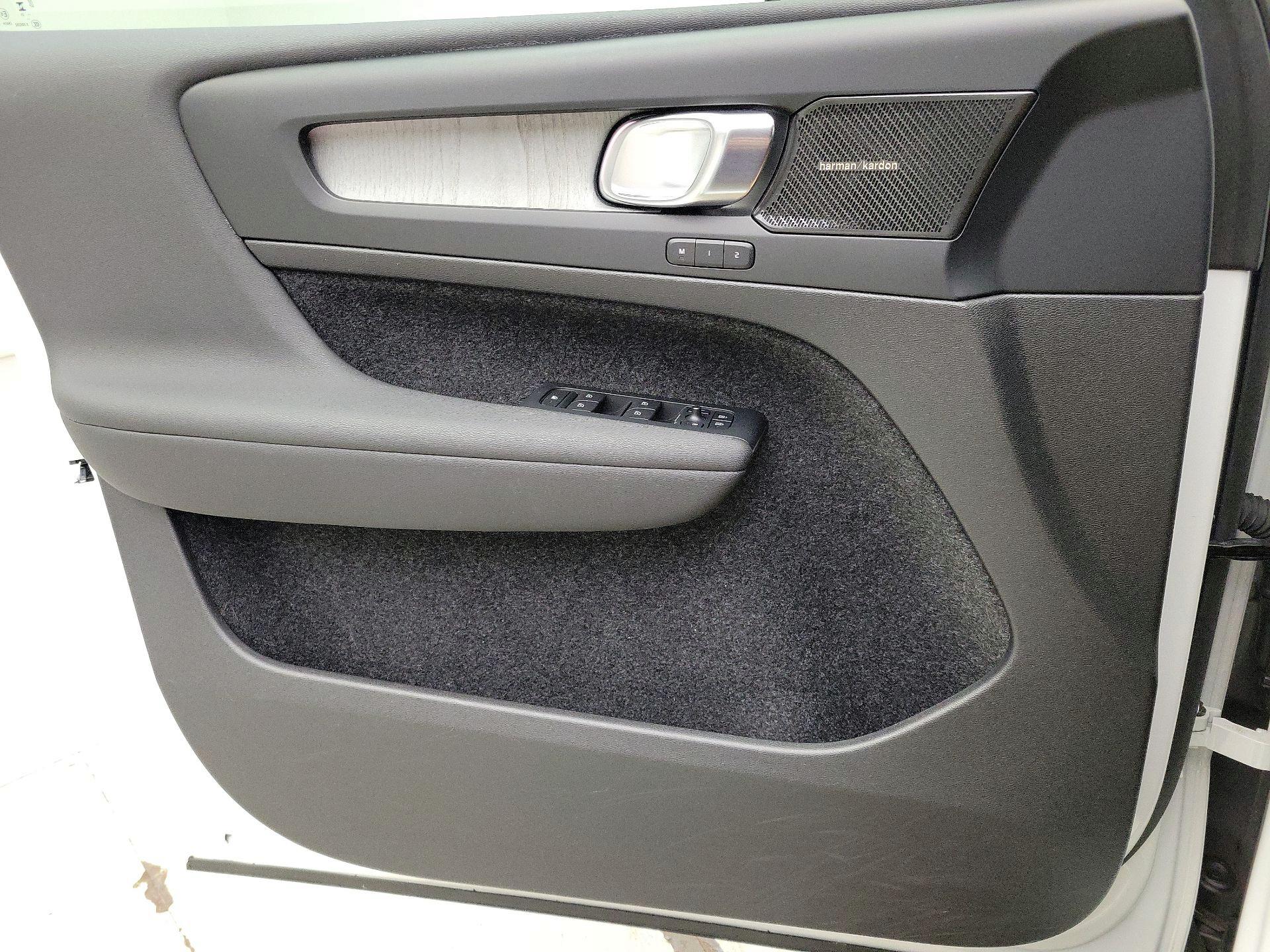 Thumbnail: 2024 Volvo XC40 - 12