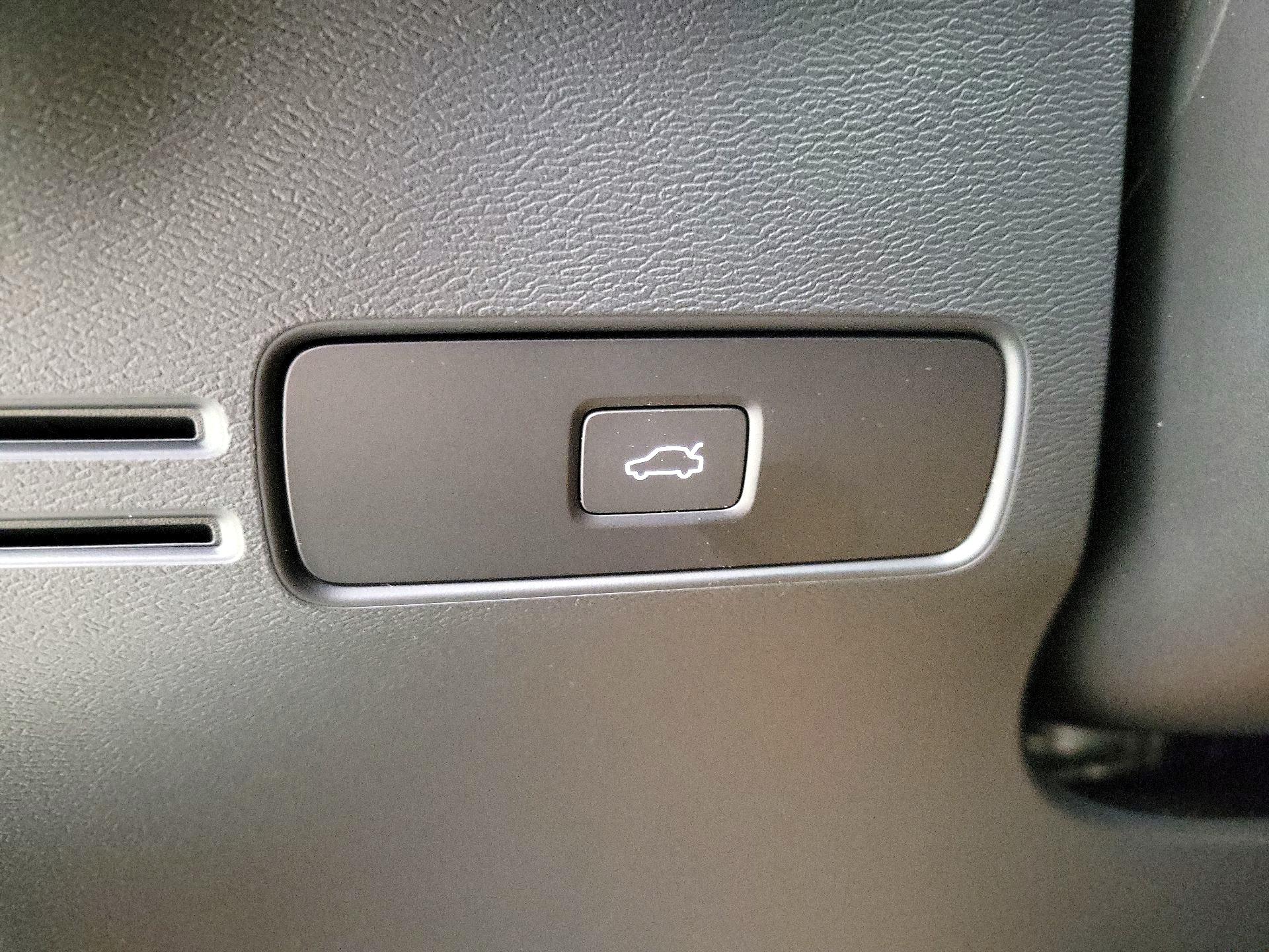 Thumbnail: 2024 Volvo XC40 - 13