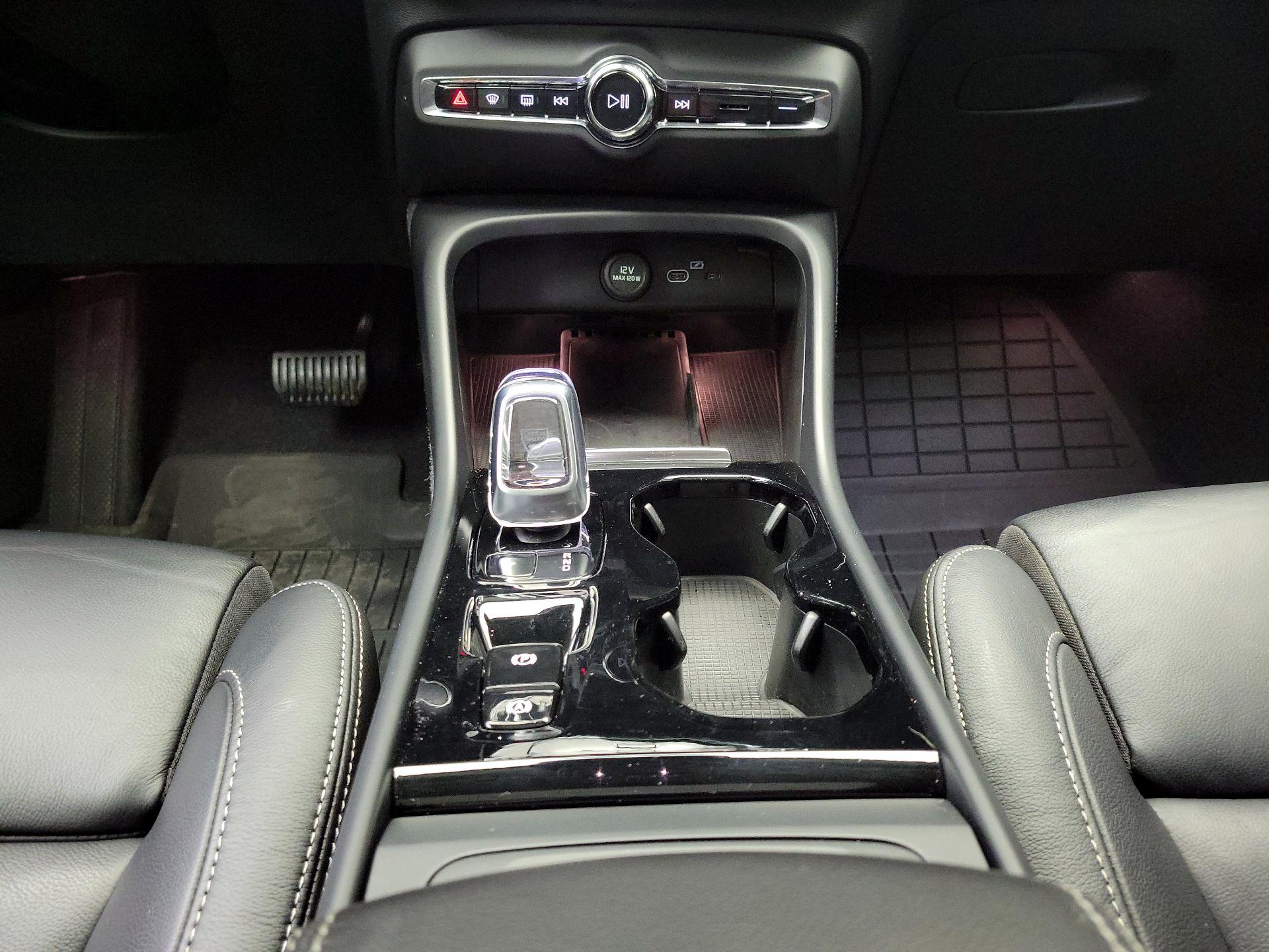 Thumbnail: 2024 Volvo XC40 - 18