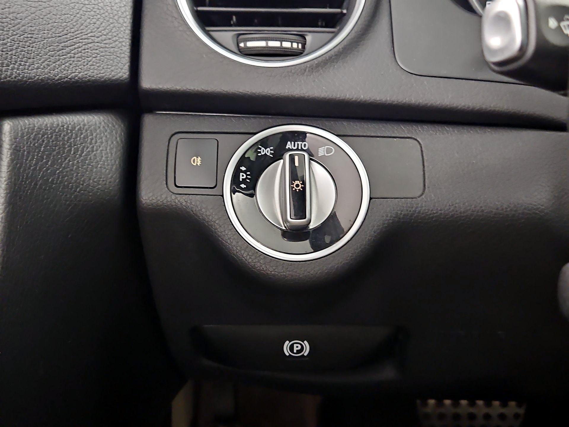 Thumbnail: 2015 Mercedes-Benz C-Class - 13