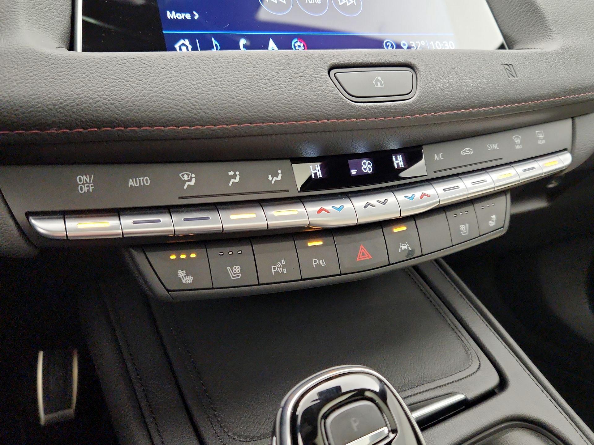 Thumbnail: 2020 Cadillac XT4 - 17