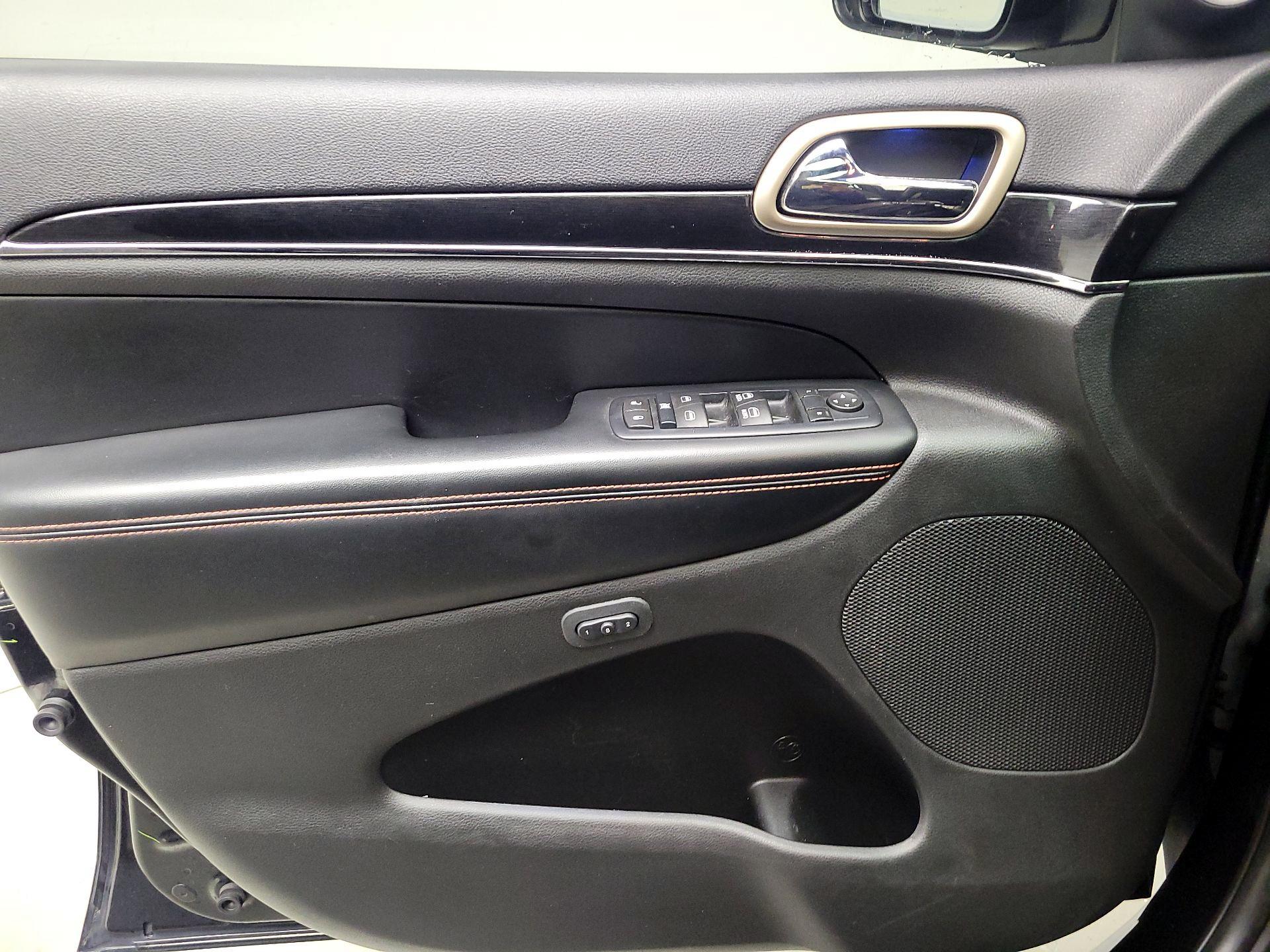 Thumbnail: 2016 Jeep Grand Cherokee - 12