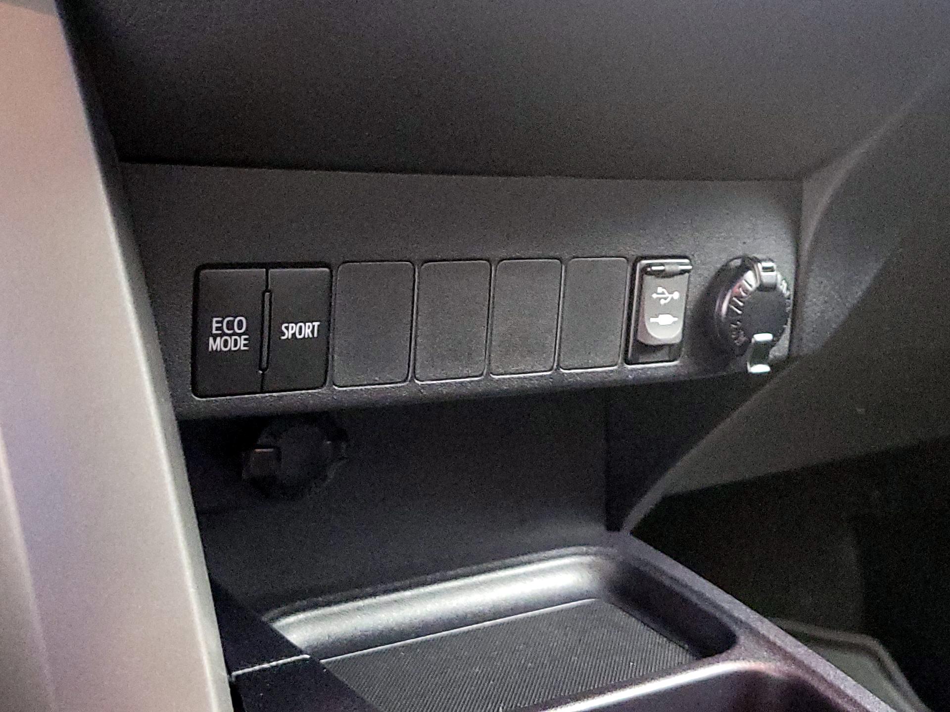 Thumbnail: 2018 Toyota RAV4 - 18