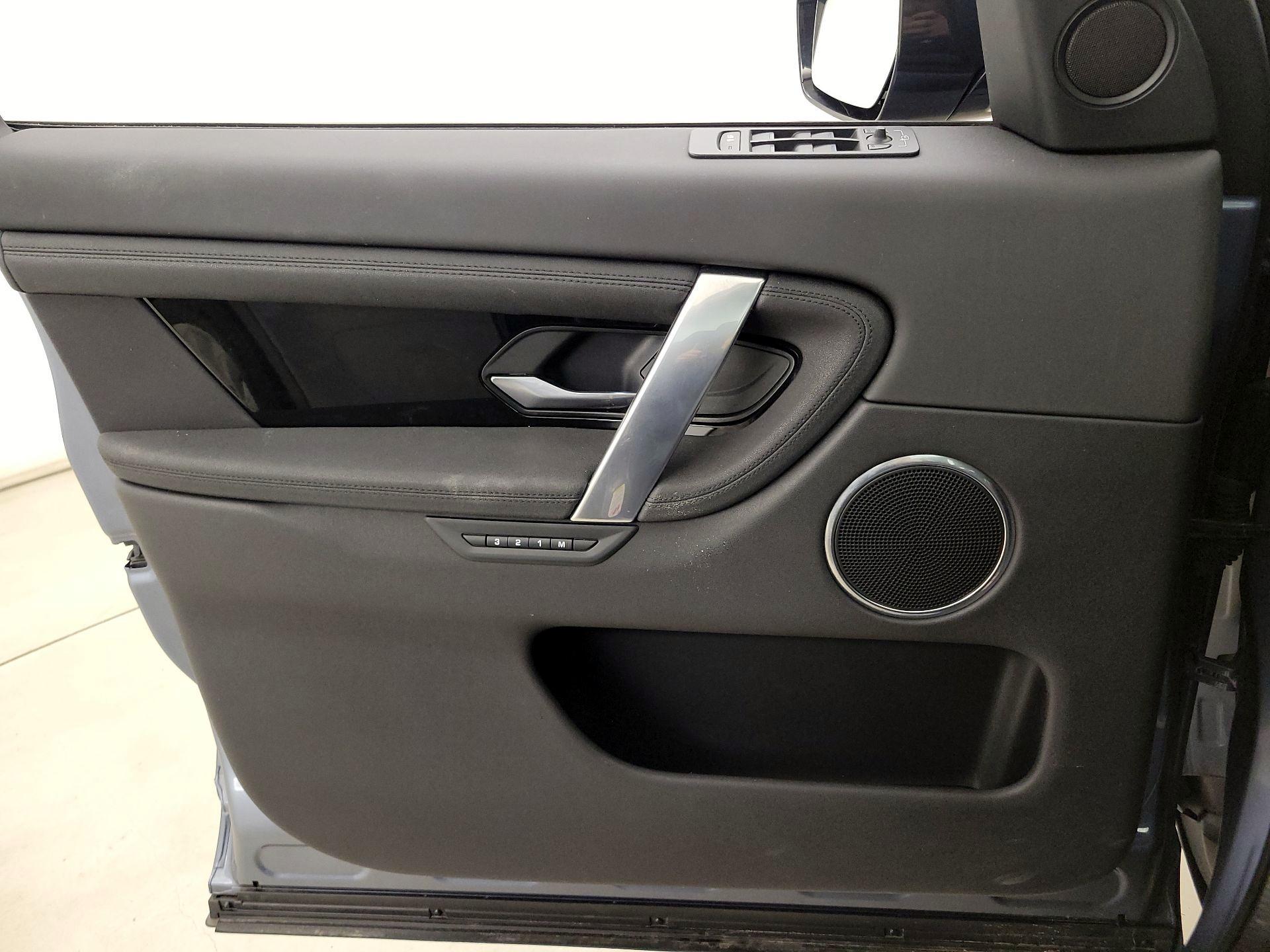 Thumbnail: 2020 Land Rover Discovery Sport - 12