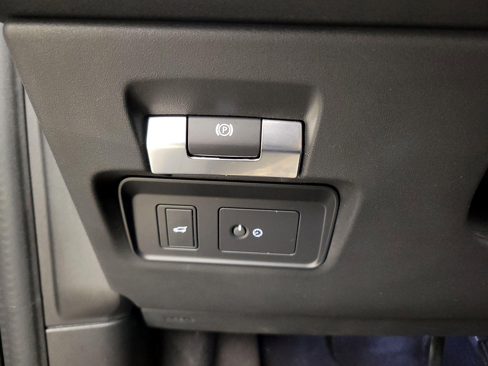 Thumbnail: 2020 Land Rover Discovery Sport - 13