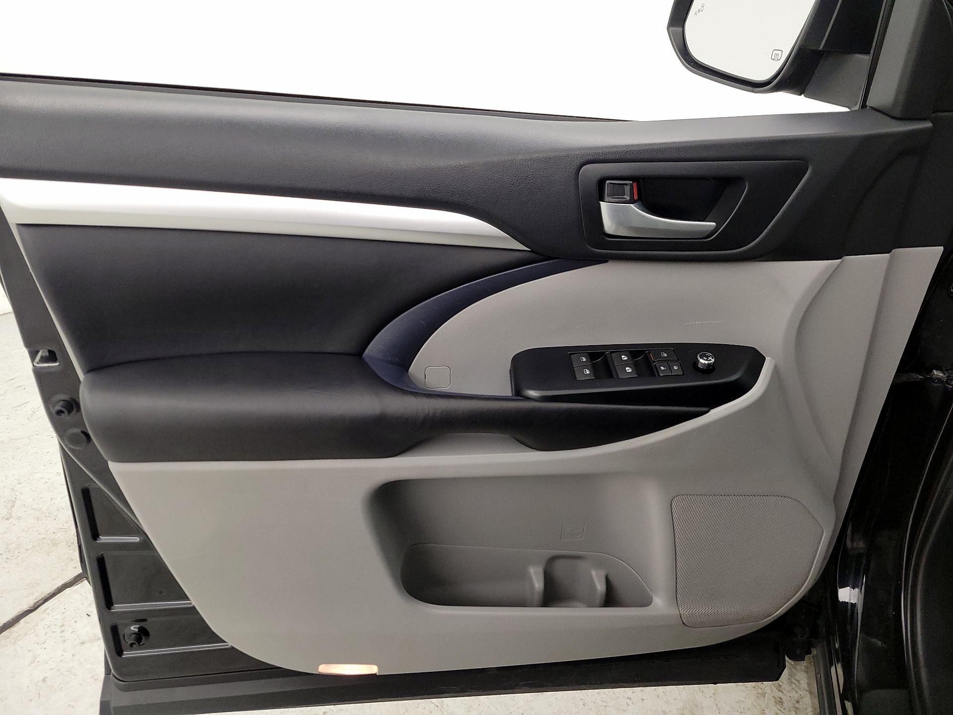 Thumbnail: 2018 Toyota Highlander - 12