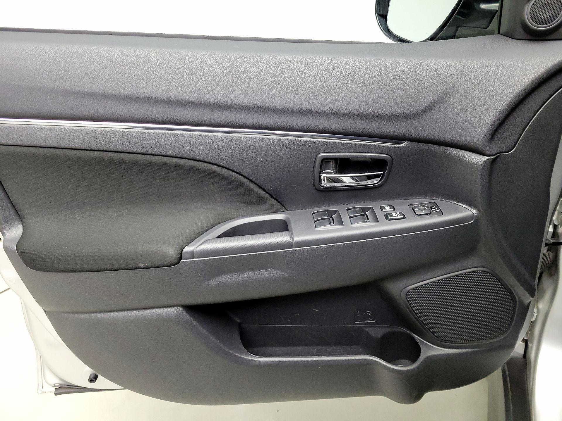 Thumbnail: 2018 Mitsubishi Outlander Sport - 12