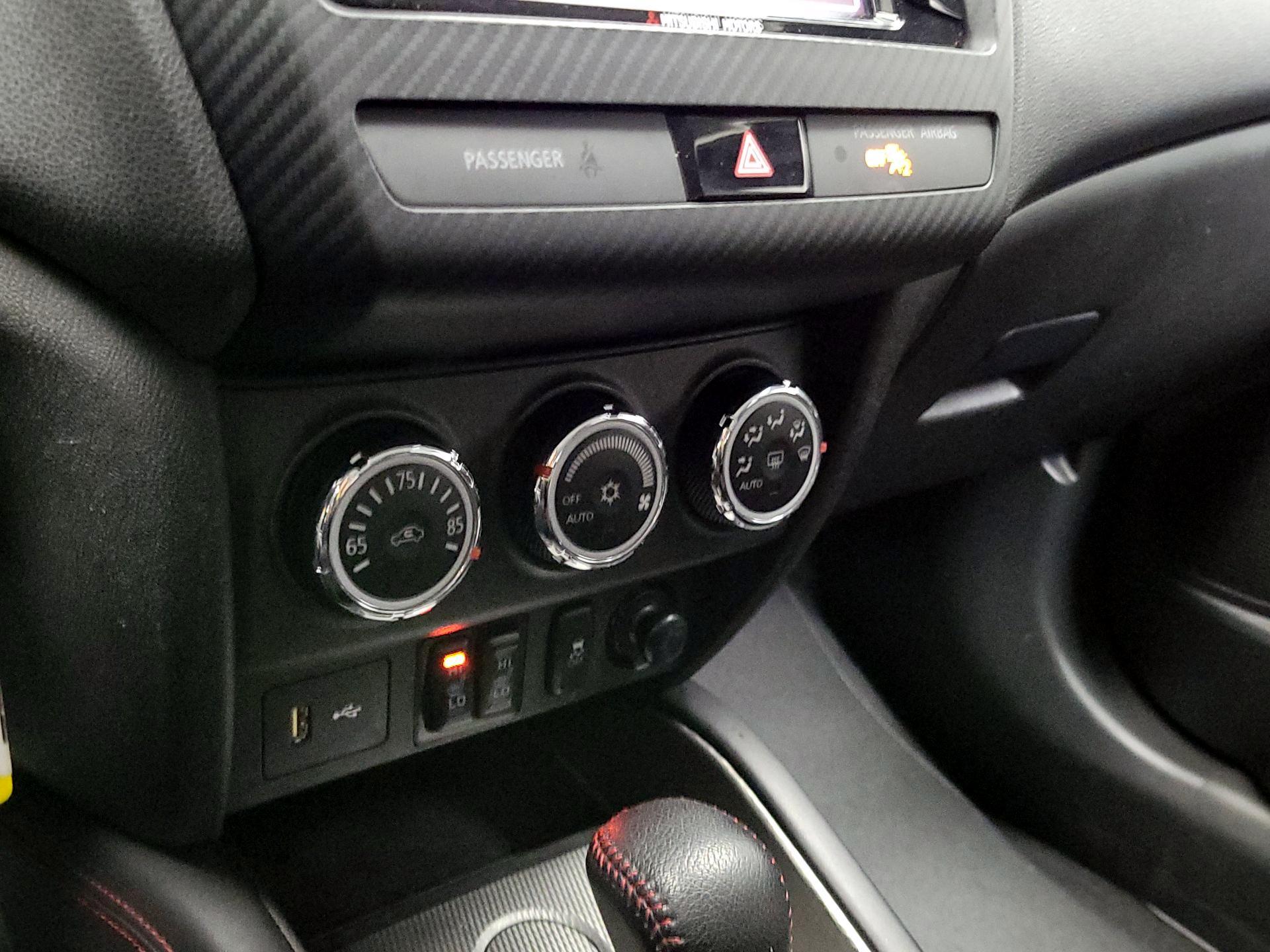 Thumbnail: 2018 Mitsubishi Outlander Sport - 15