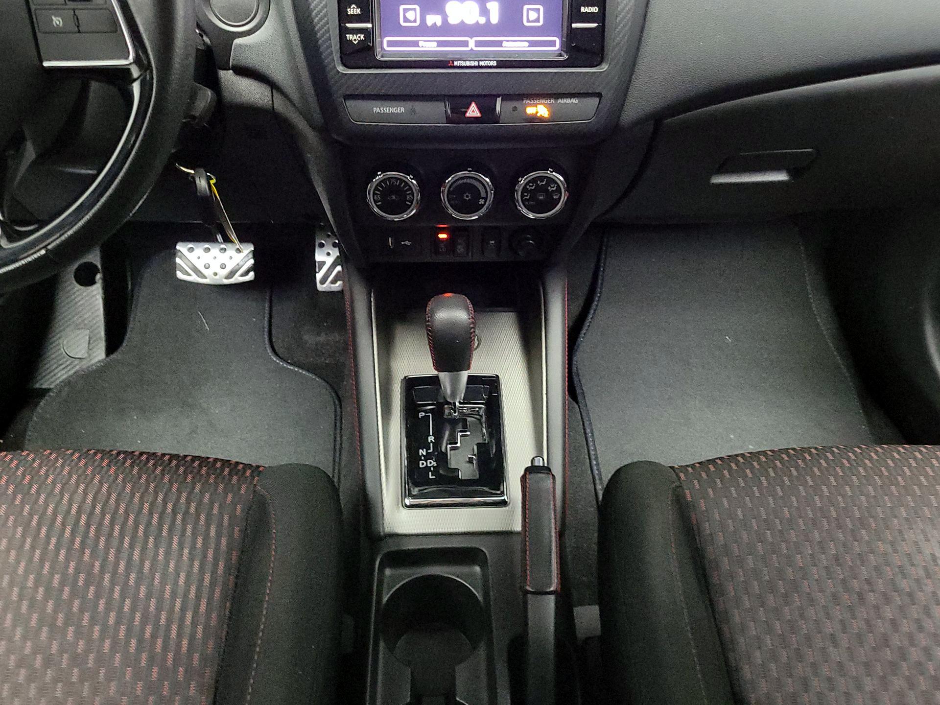 Thumbnail: 2018 Mitsubishi Outlander Sport - 16