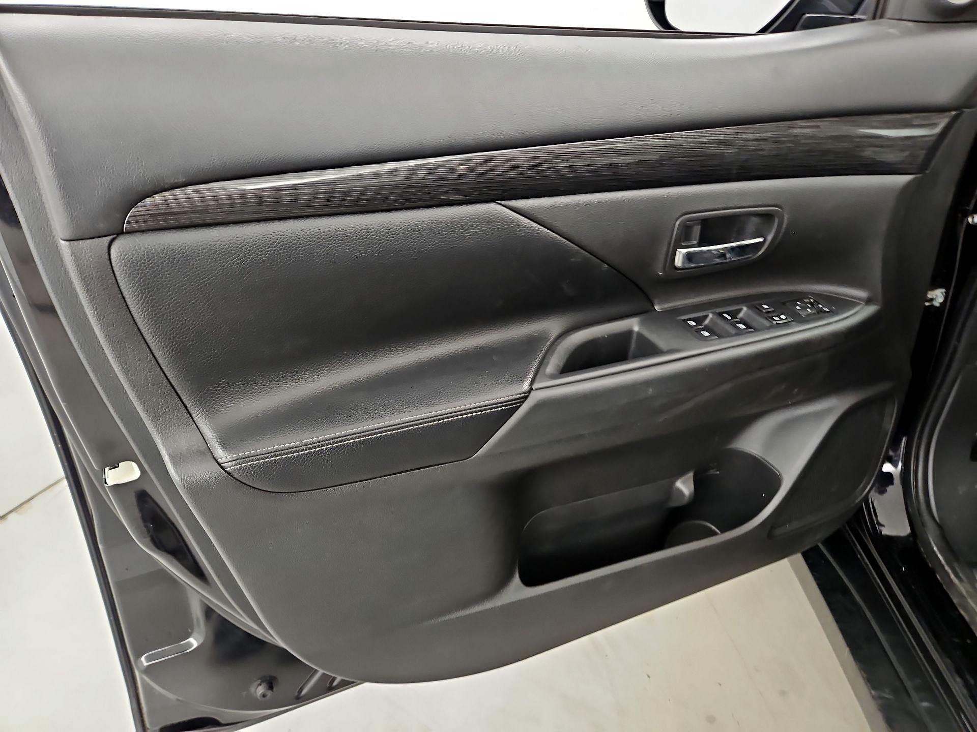 Thumbnail: 2016 Mitsubishi Outlander - 12