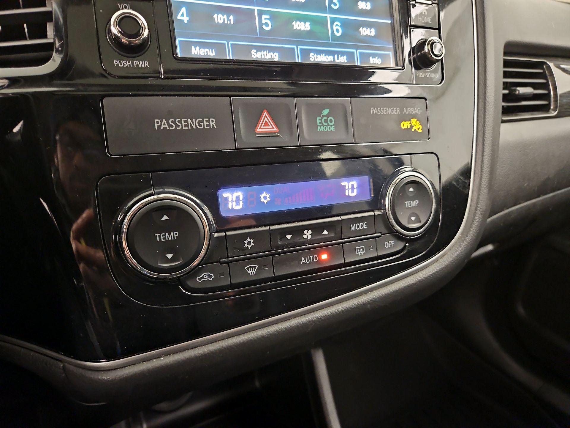 Thumbnail: 2016 Mitsubishi Outlander - 16